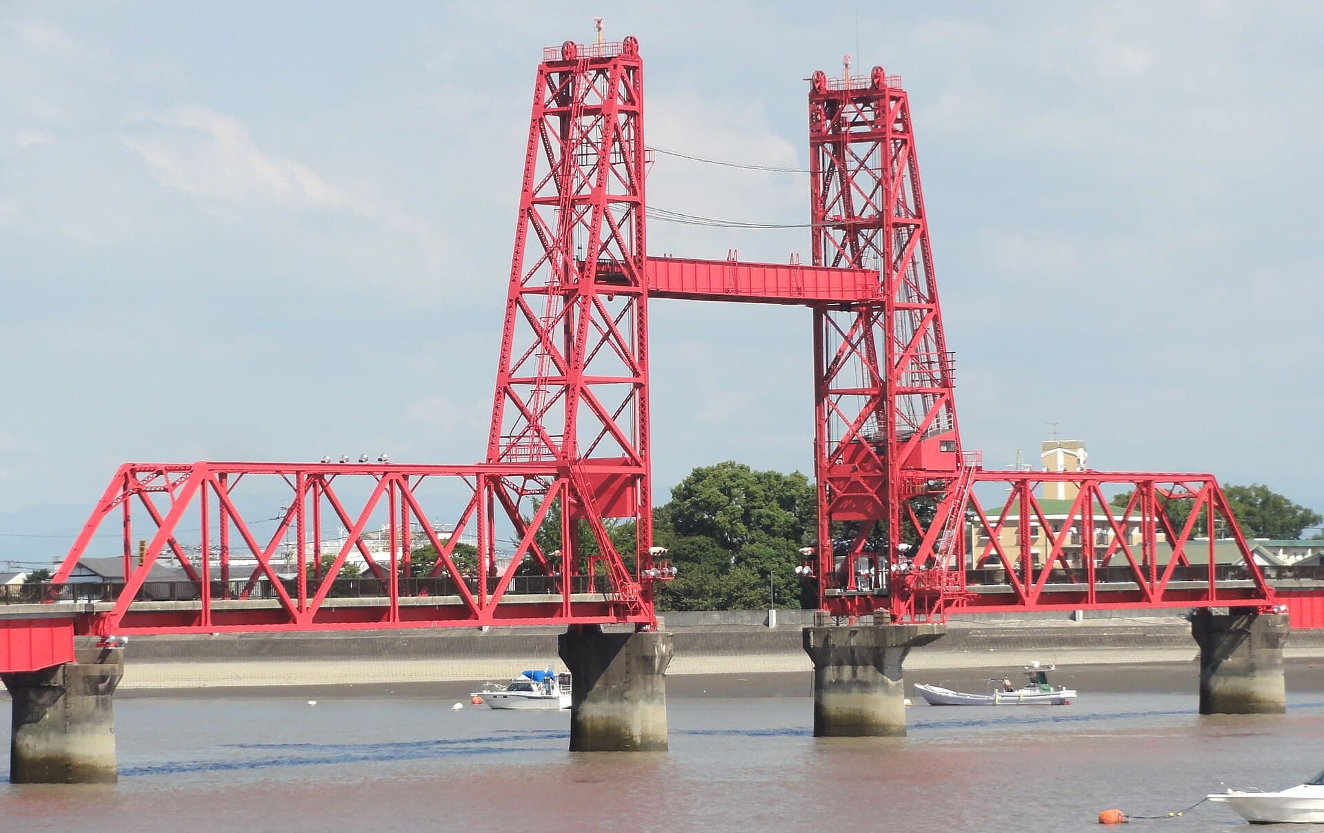 筑后川昇开桥：筑后川昇开桥：Wikimedia Commons 文件「Chikugo River Lift Bridge UP 20110914.jpg」中的桥梁实景。