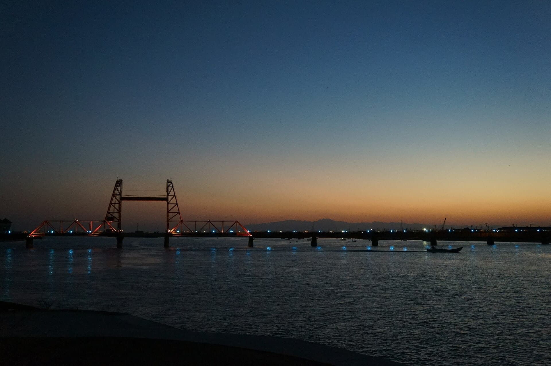 筑后川昇开桥：筑后川昇开桥：Wikimedia Commons 文件「Chikugo River Lift Bridge and a boat at night 2016.jpg」中的桥梁实景。