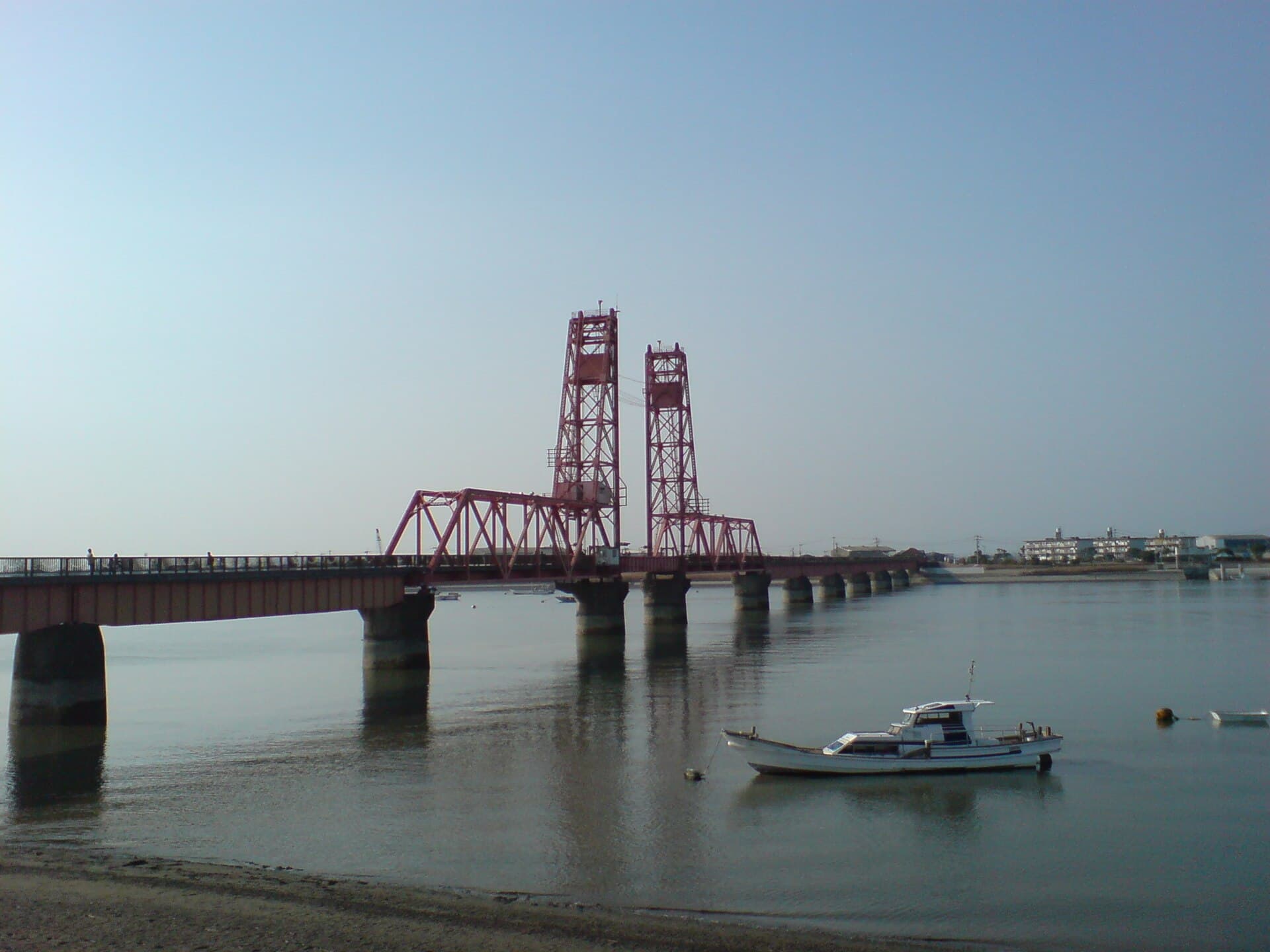 筑后川昇开桥：筑后川昇开桥：Wikimedia Commons 文件「Chikugo River Lift bridge daun.JPG」中的桥梁实景。