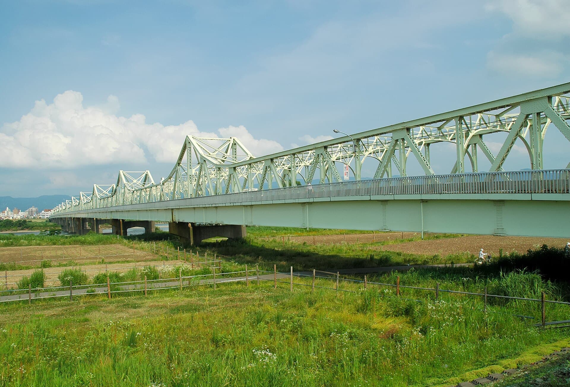 长生桥：长生桥：Wikimedia Commons 文件「Chosei Bridge 002.jpg」中的桥梁实景。