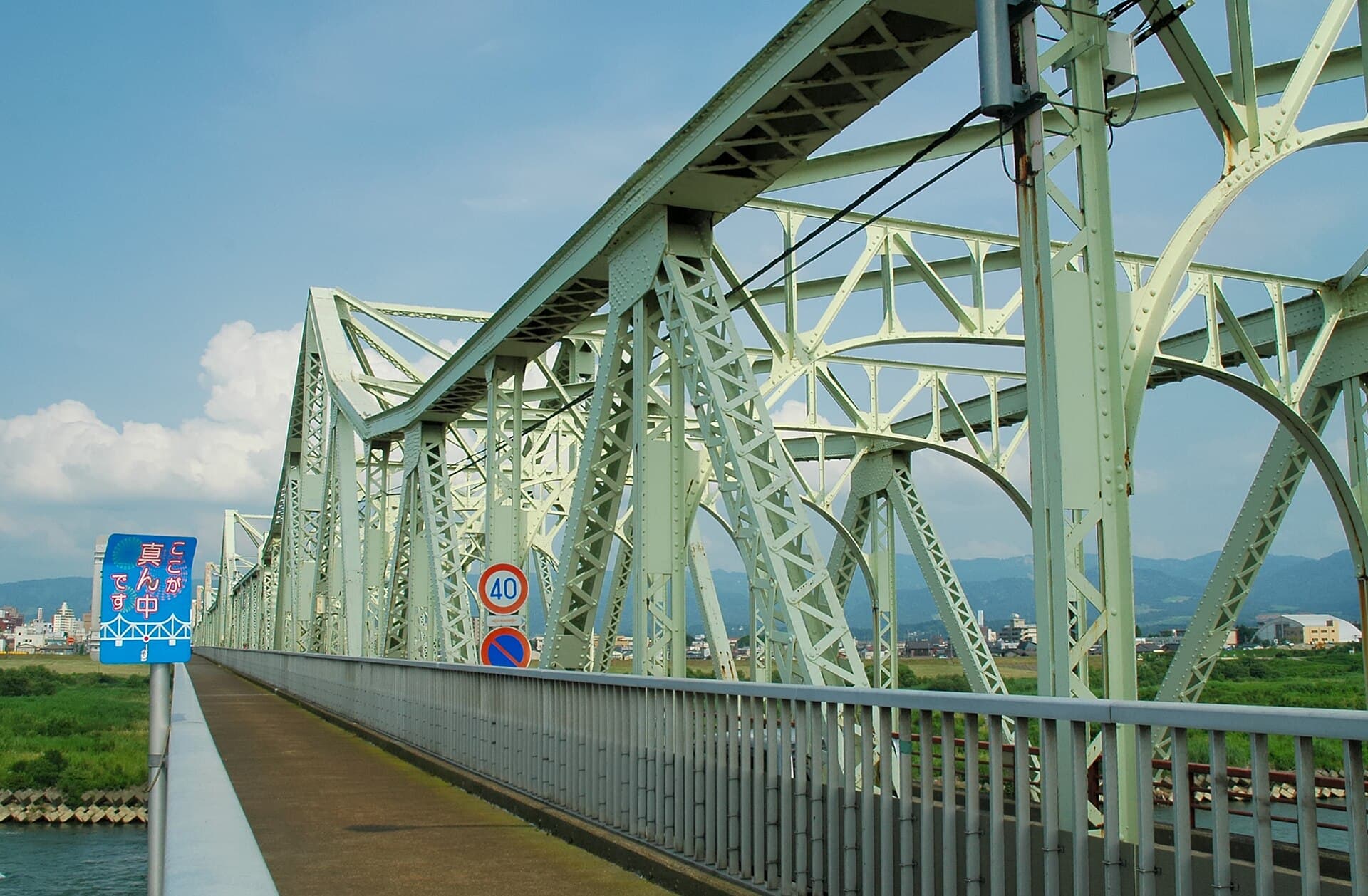 长生桥：长生桥：Wikimedia Commons 文件「Chosei Bridge 003.jpg」中的桥梁实景。