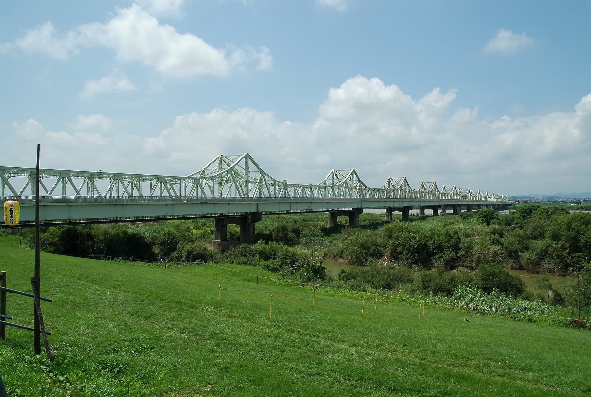 长生桥：长生桥：Wikimedia Commons 文件「Chosei Bridge 009.jpg」中的桥梁实景。
