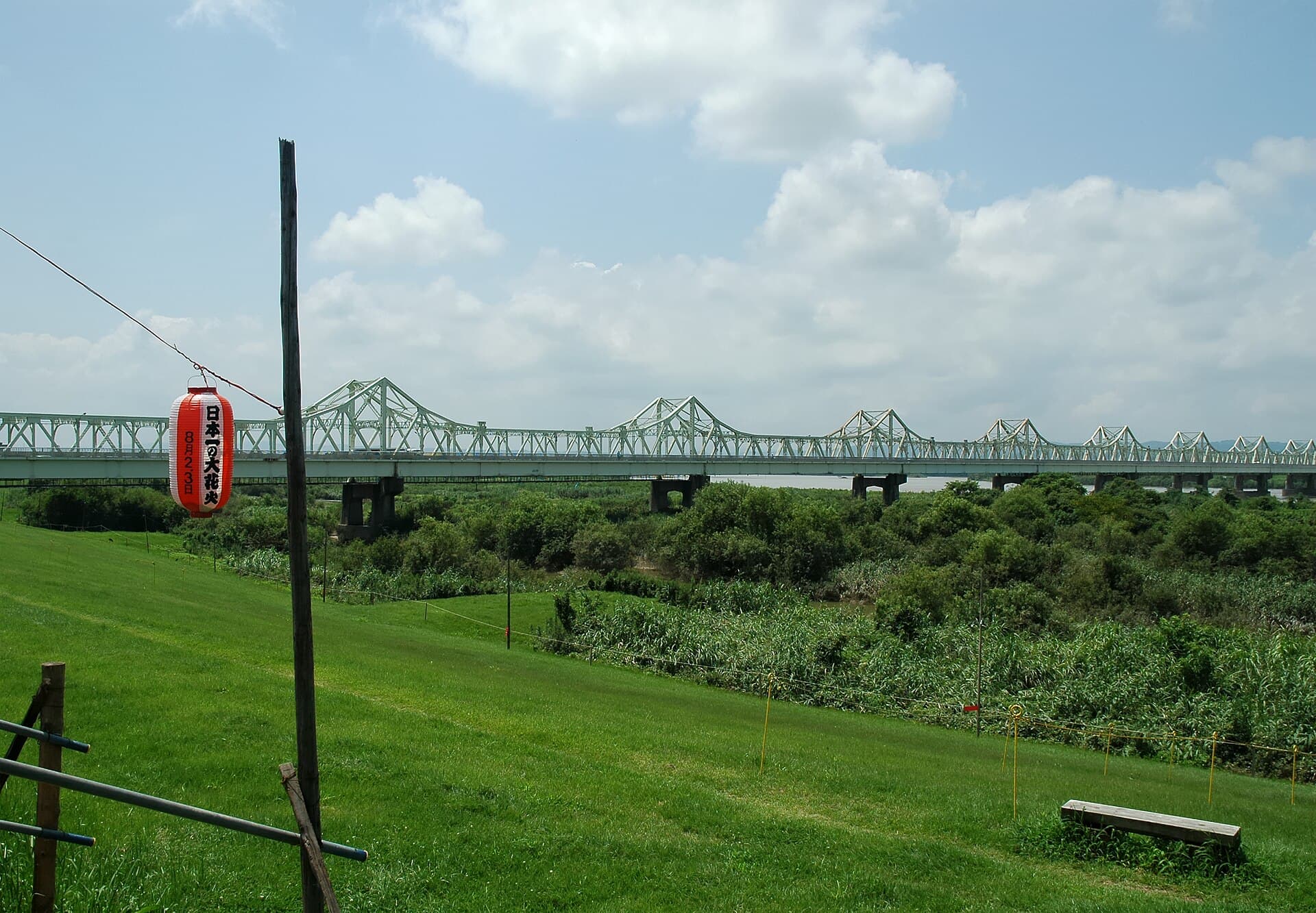 长生桥：长生桥：Wikimedia Commons 文件「Chosei Bridge 010.jpg」中的桥梁实景。