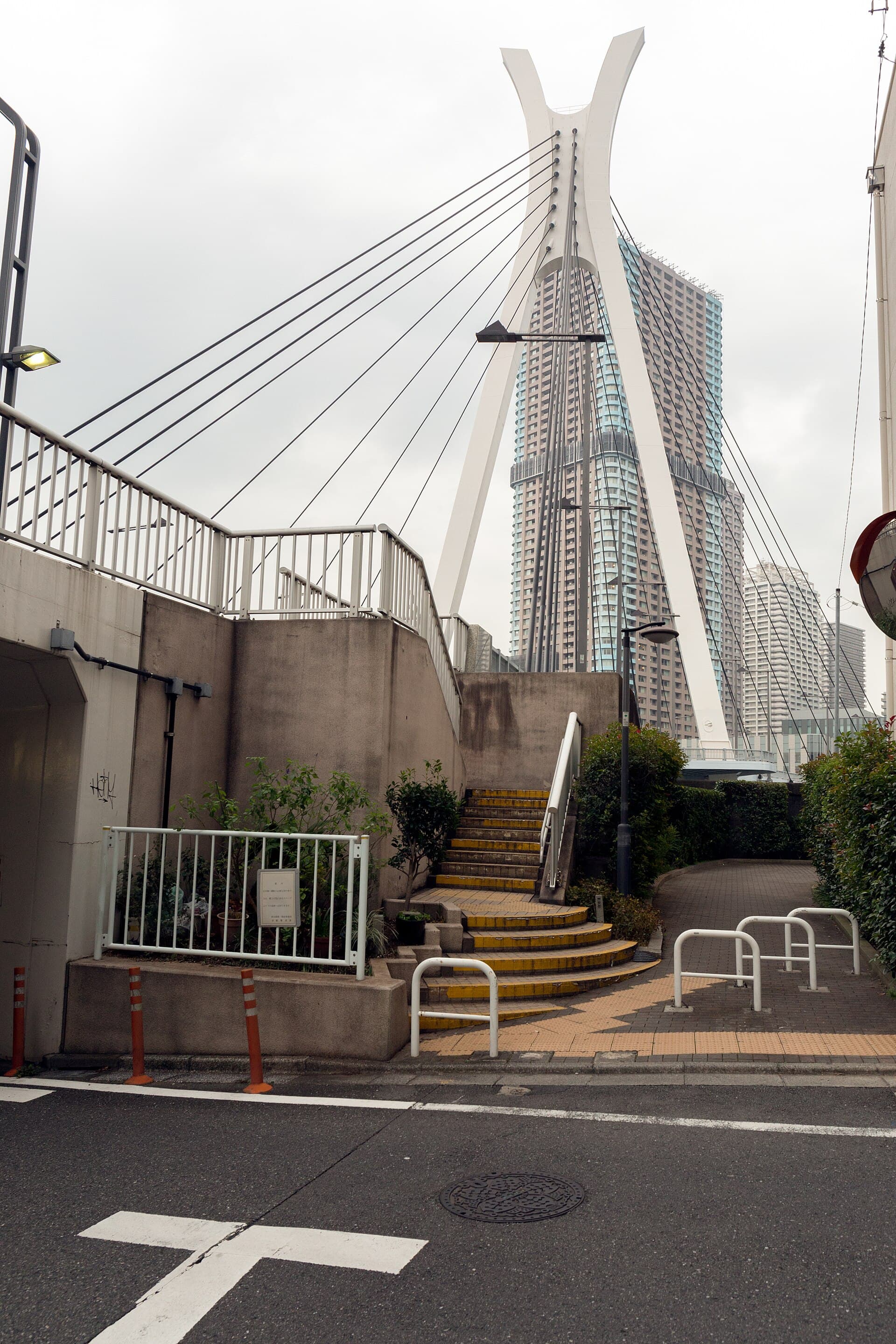 中央大桥：中央大桥：Wikimedia Commons 文件「Chuo Bridge 2016 November.jpg」中的桥梁实景。