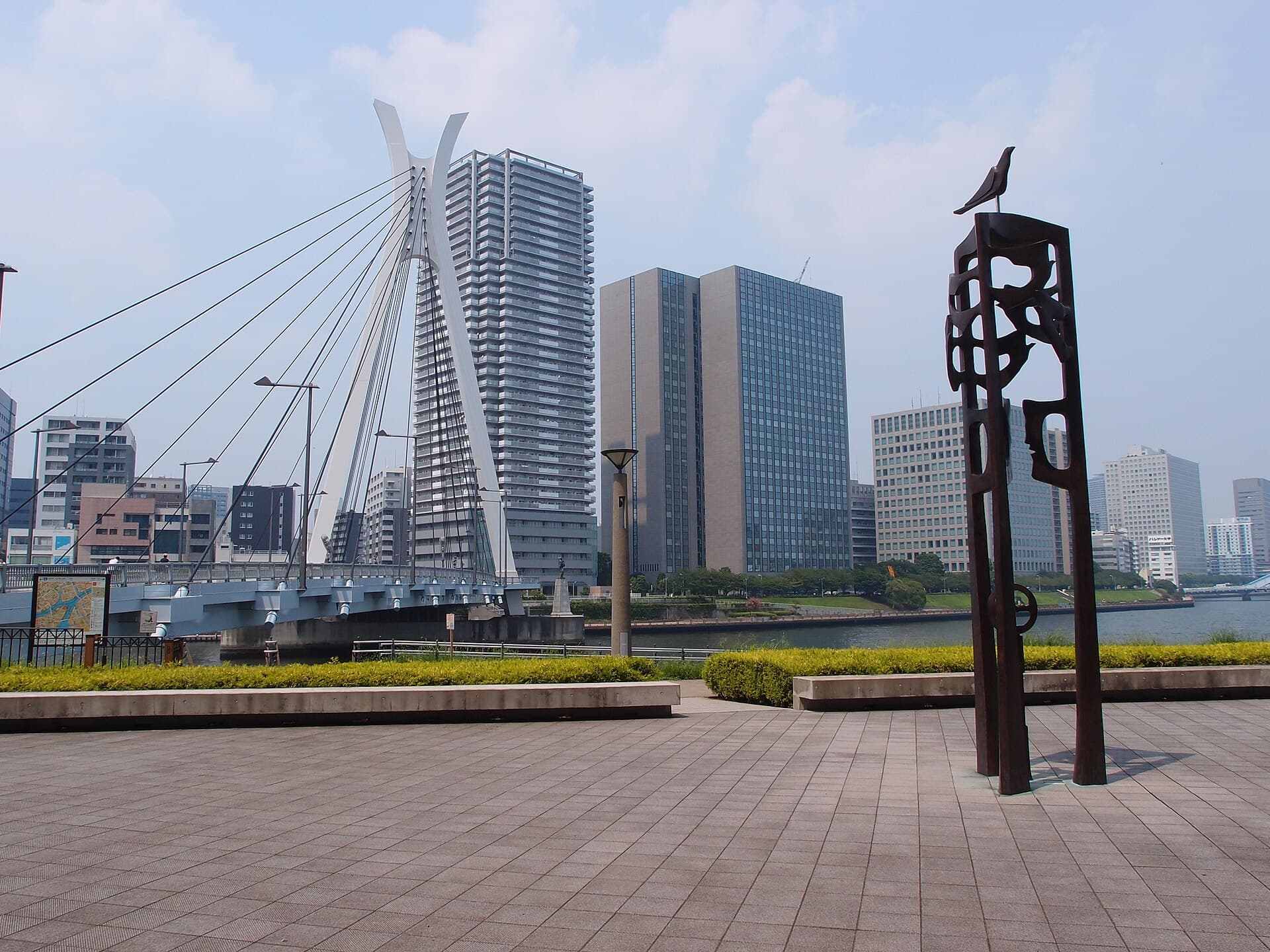 中央大桥：中央大桥：Wikimedia Commons 文件「Chuo Bridge @ Tokyo (9490274133).jpg」中的桥梁实景。