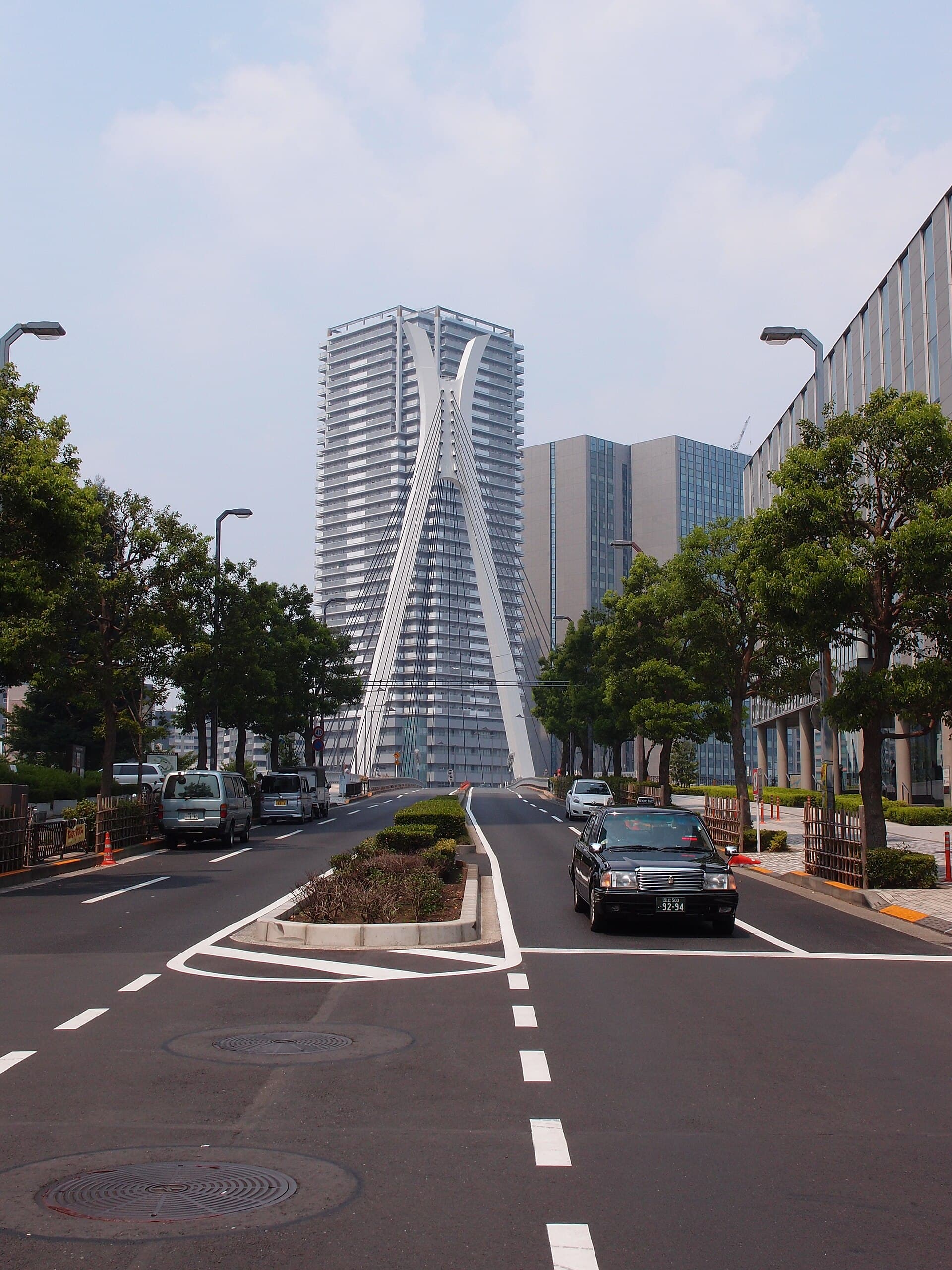 中央大桥：中央大桥：Wikimedia Commons 文件「Chuo Bridge @ Tokyo (9493069076).jpg」中的桥梁实景。