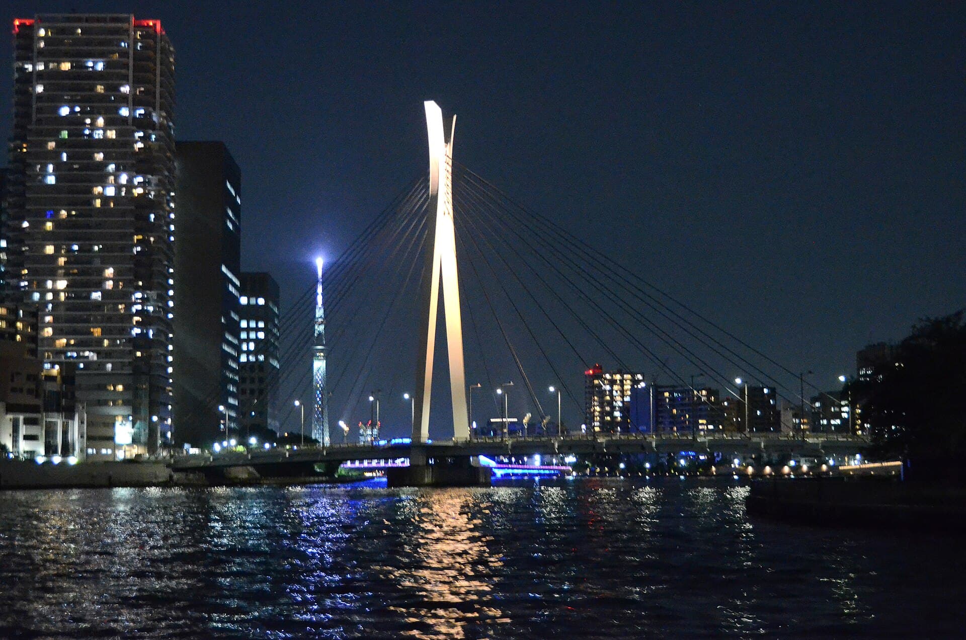 中央大桥：中央大桥：Wikimedia Commons 文件「中央大橋01.jpg」中的桥梁实景。