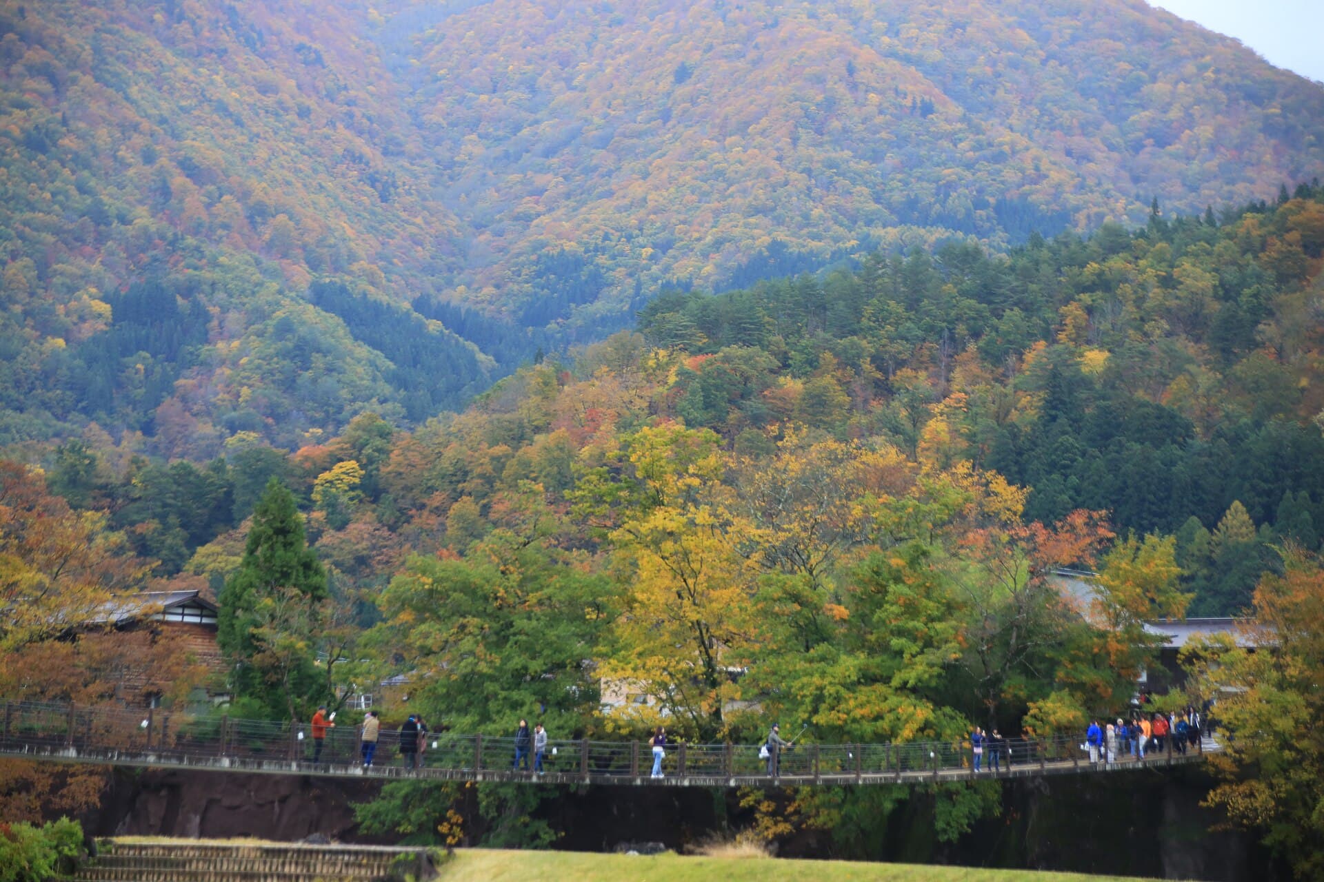 相逢桥：相逢桥：Wikimedia Commons 文件「20171030 Shiragawa 2362 (38248791515).jpg」中的桥梁实景。