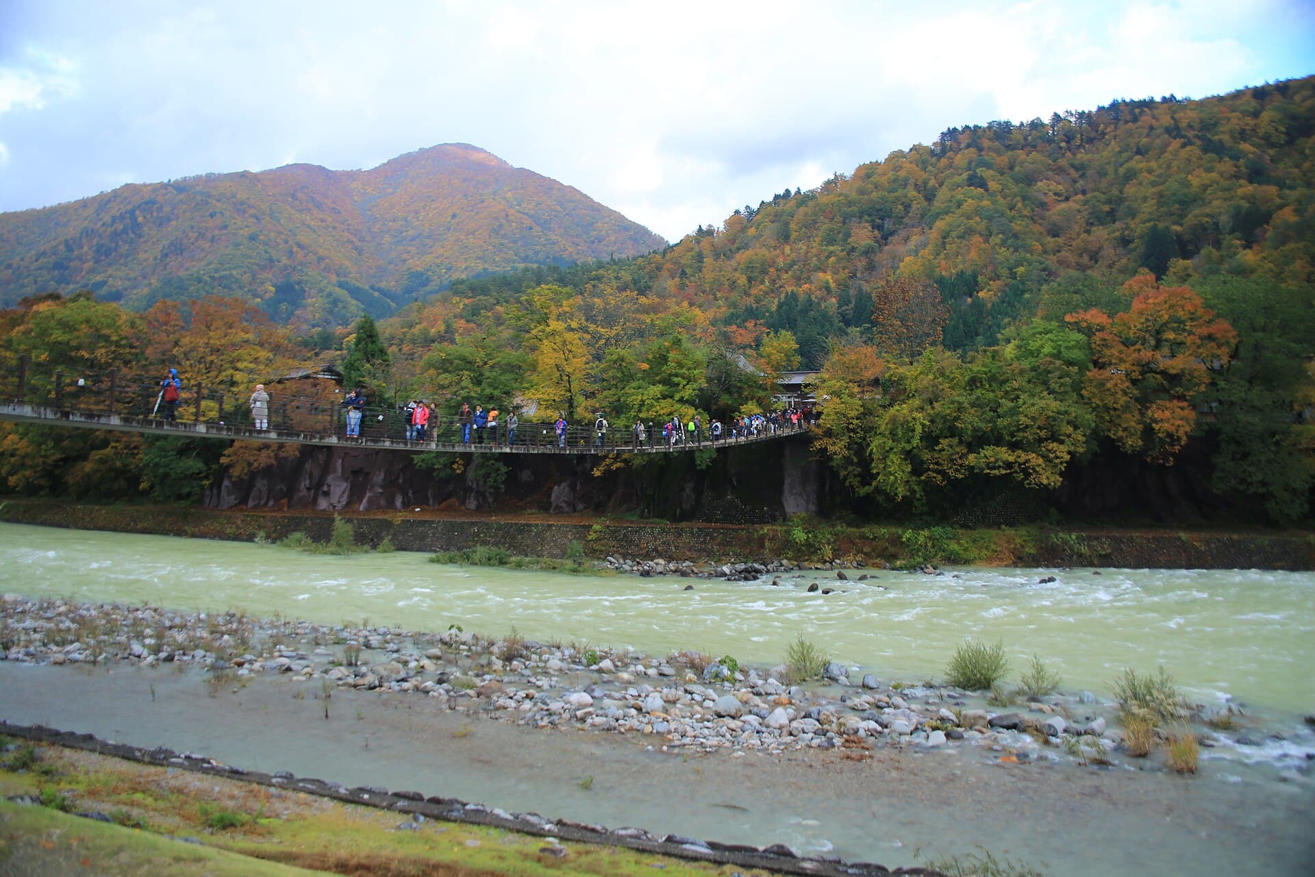 相逢桥：相逢桥：Wikimedia Commons 文件「20171030 Shiragawa 2365 (39099447042).jpg」中的桥梁实景。