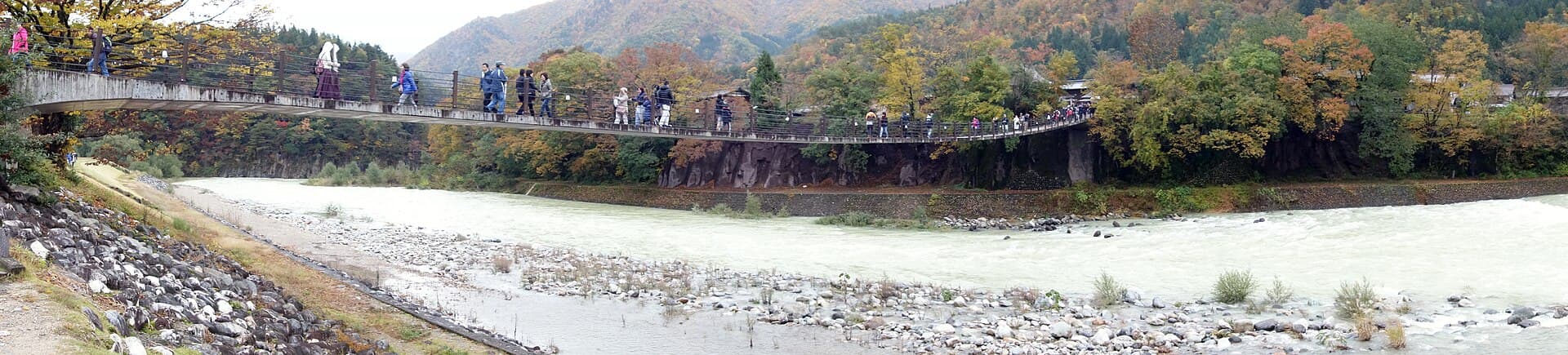 相逢桥：相逢桥：Wikimedia Commons 文件「20171030 Shiragawa 6910 (25263744668).jpg」中的桥梁实景。