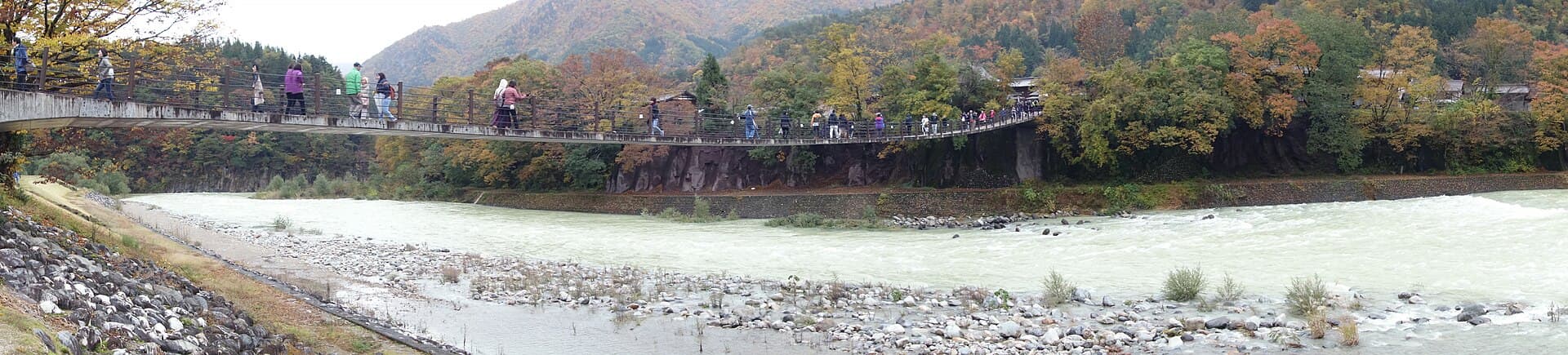 相逢桥：相逢桥：Wikimedia Commons 文件「20171030 Shiragawa 6911 (38248567605).jpg」中的桥梁实景。