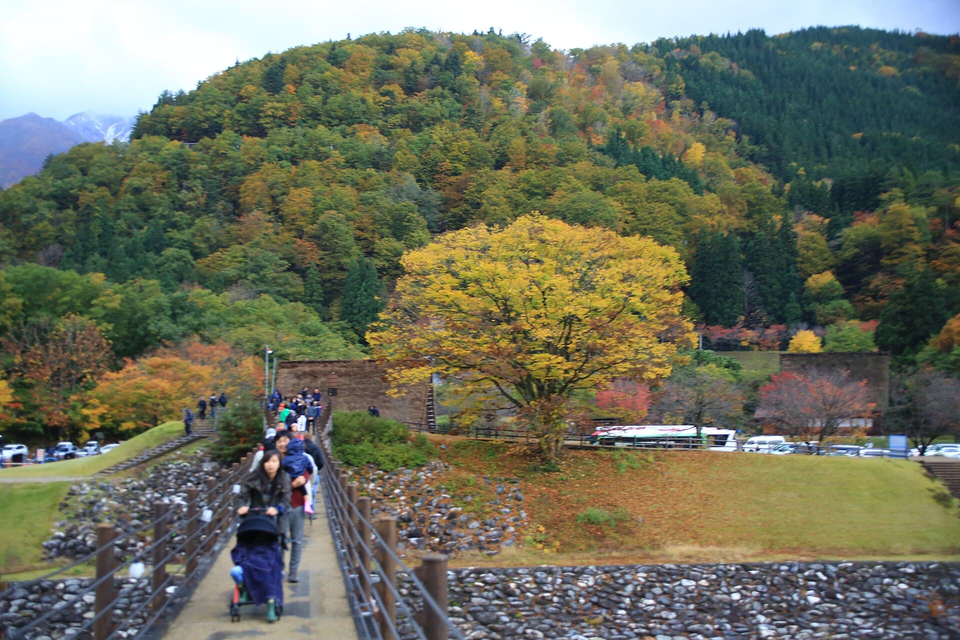 相逢桥：相逢桥：Wikimedia Commons 文件「20171030 Shiragawa 2474 (24270493927).jpg」中的桥梁实景。