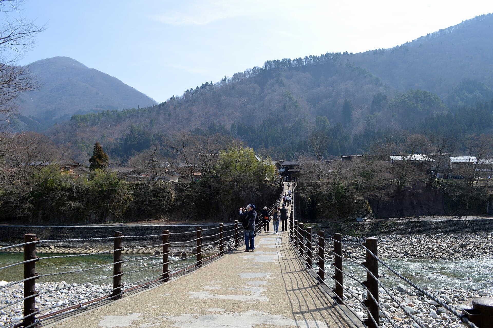 相逢桥：相逢桥：Wikimedia Commons 文件「Meeting Bridge, facing east, Ogimachi, Shirakawa.jpg」中的桥梁实景。