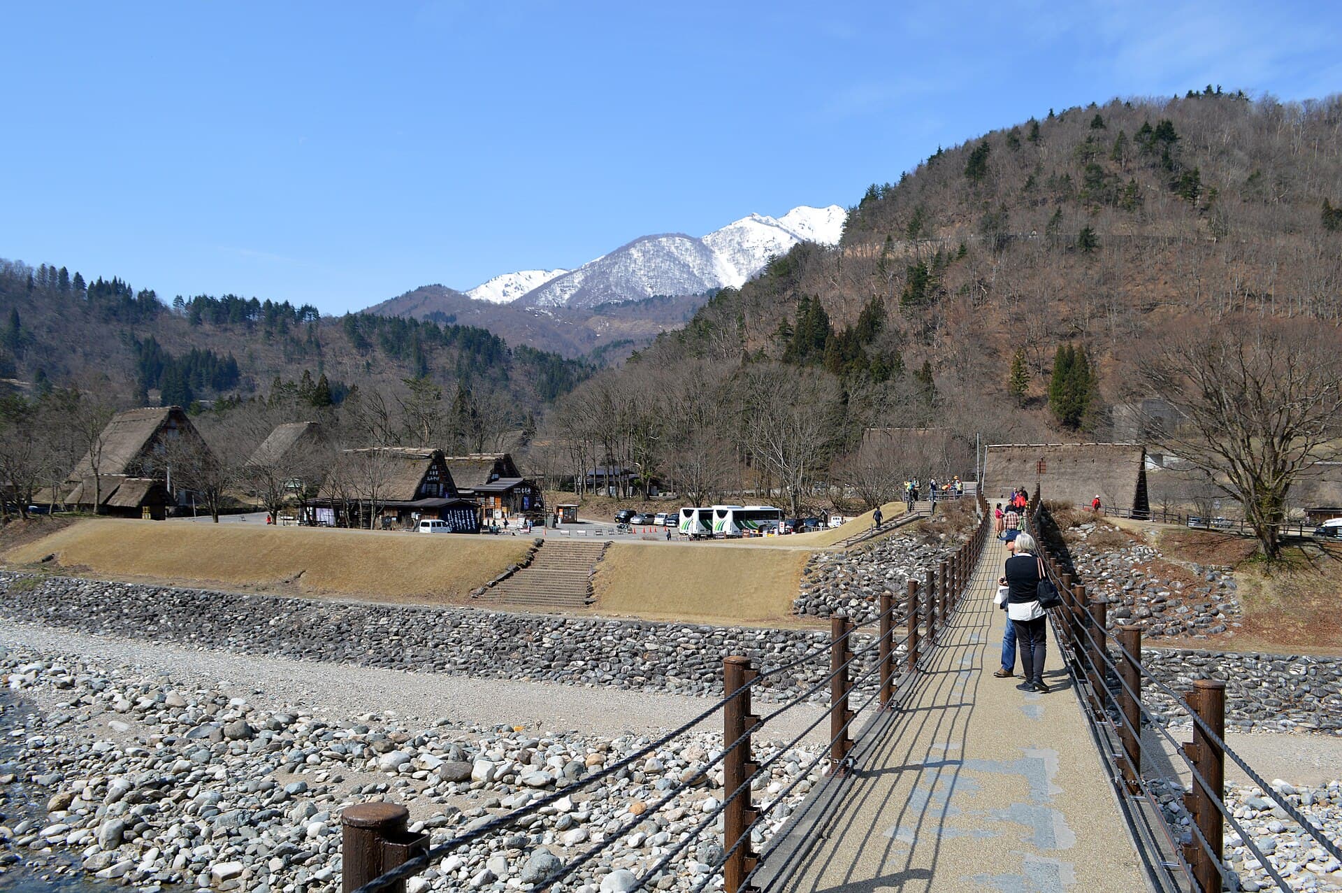 相逢桥：相逢桥：Wikimedia Commons 文件「Meeting Bridge, facing west, Ogimachi, Shirakawa.jpg」中的桥梁实景。