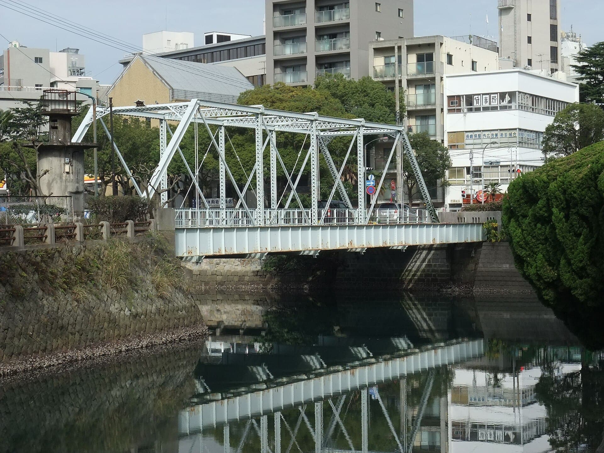 出岛桥：出岛桥：Wikimedia Commons 文件「出島橋 - panoramio.jpg」中的桥梁实景。