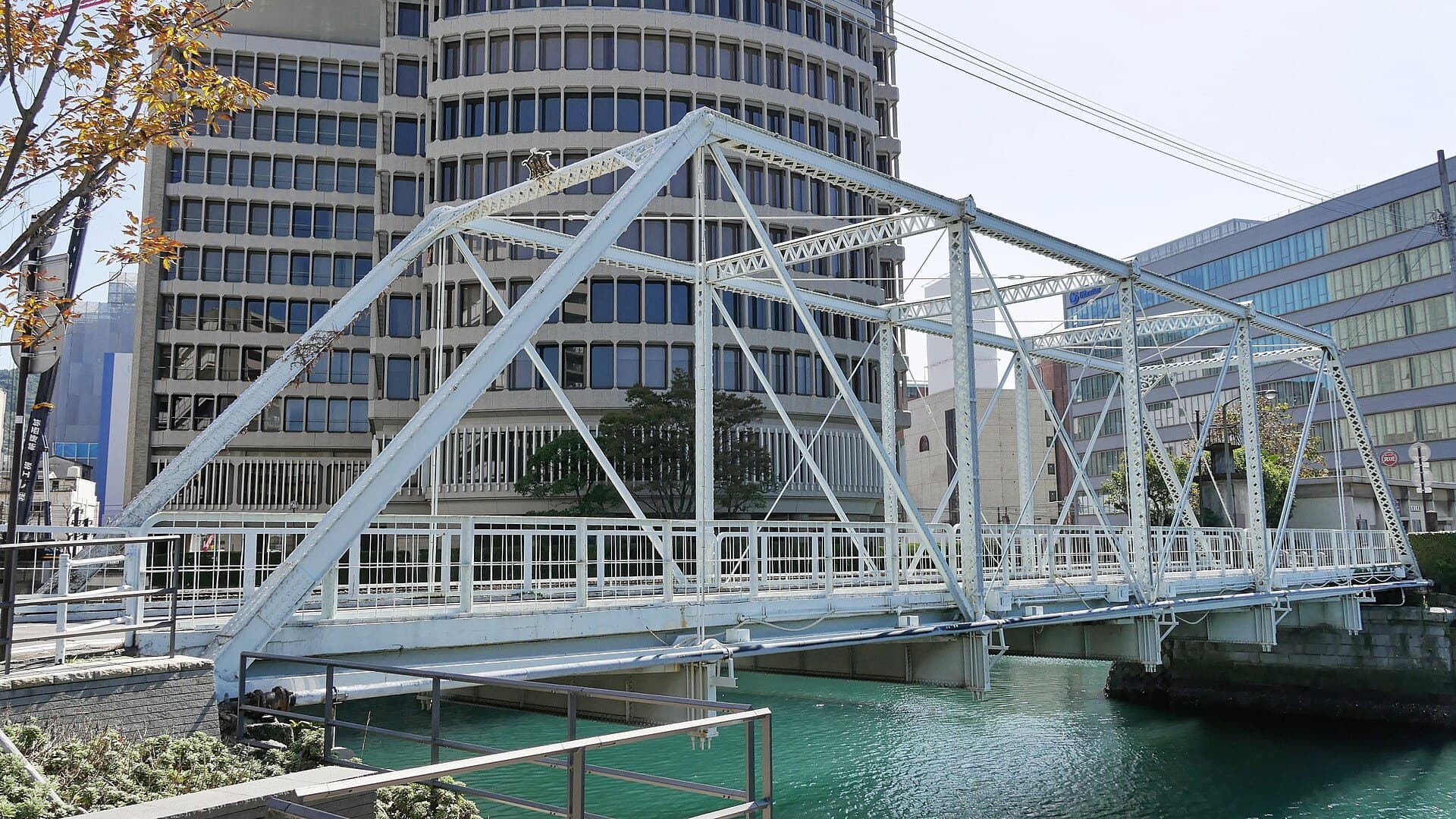 出岛桥：出岛桥：Wikimedia Commons 文件「Dejima Bridge 20191014 6.jpg」中的桥梁实景。