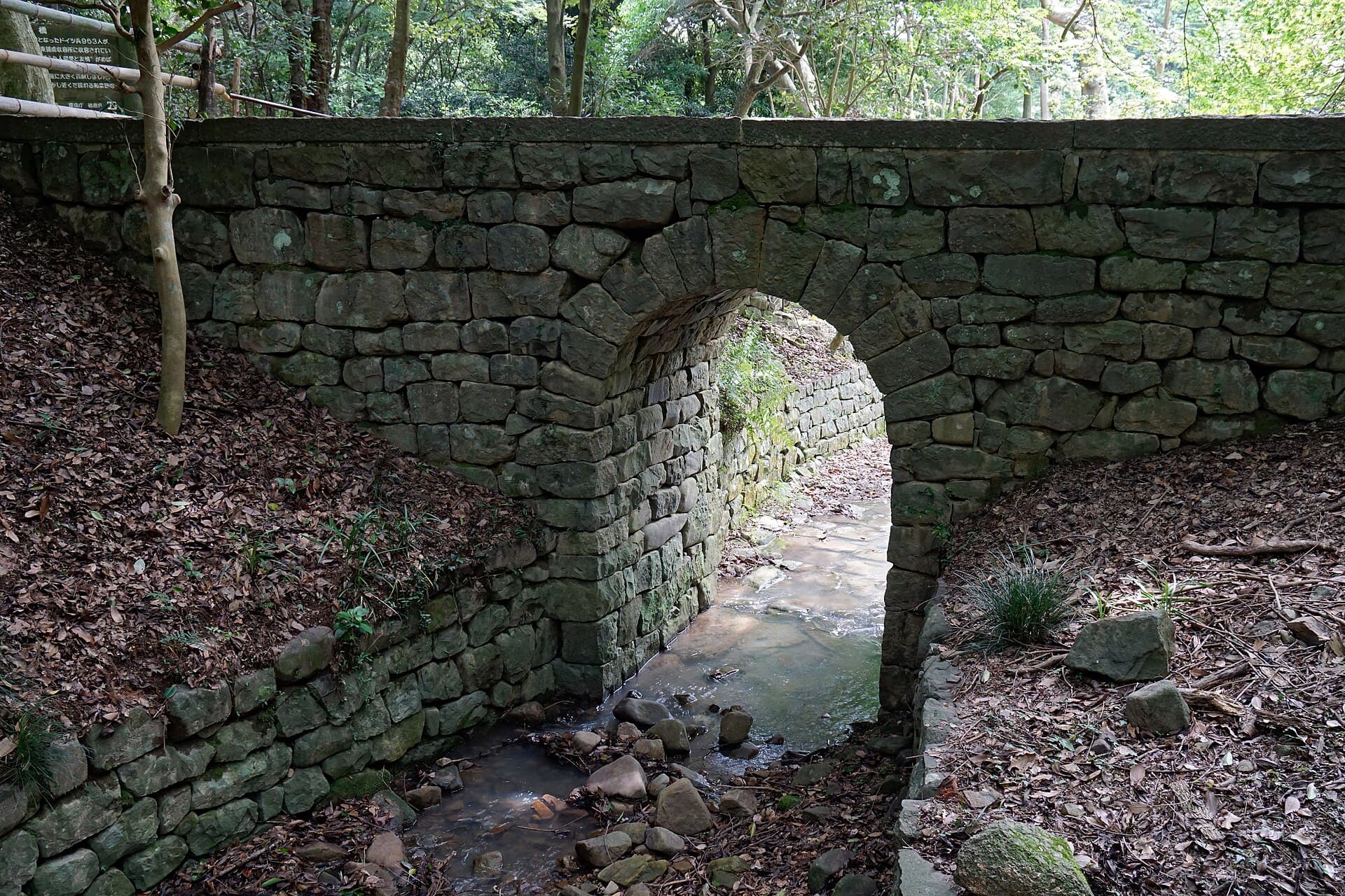 德意志桥：德意志桥：Wikimedia Commons 文件「140712 Oasahiko-jinja Naruto Tokushima pref Japan09bs5.jpg」中的桥梁实景。