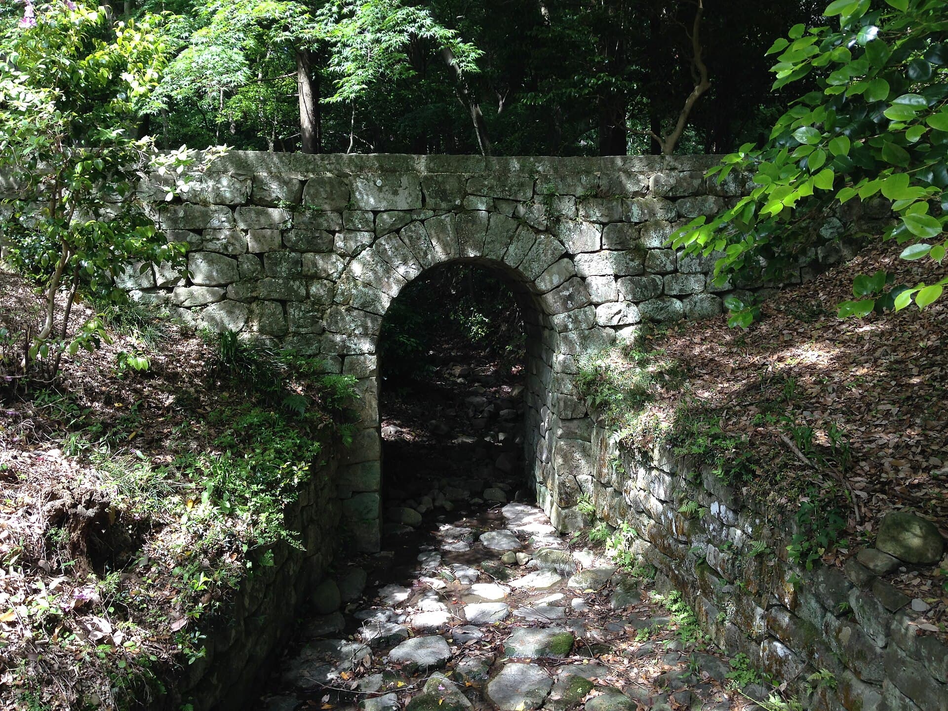 德意志桥：德意志桥：Wikimedia Commons 文件「Doitsubashi Bridge in Oasahiko Shrine 1.JPG」中的桥梁实景。