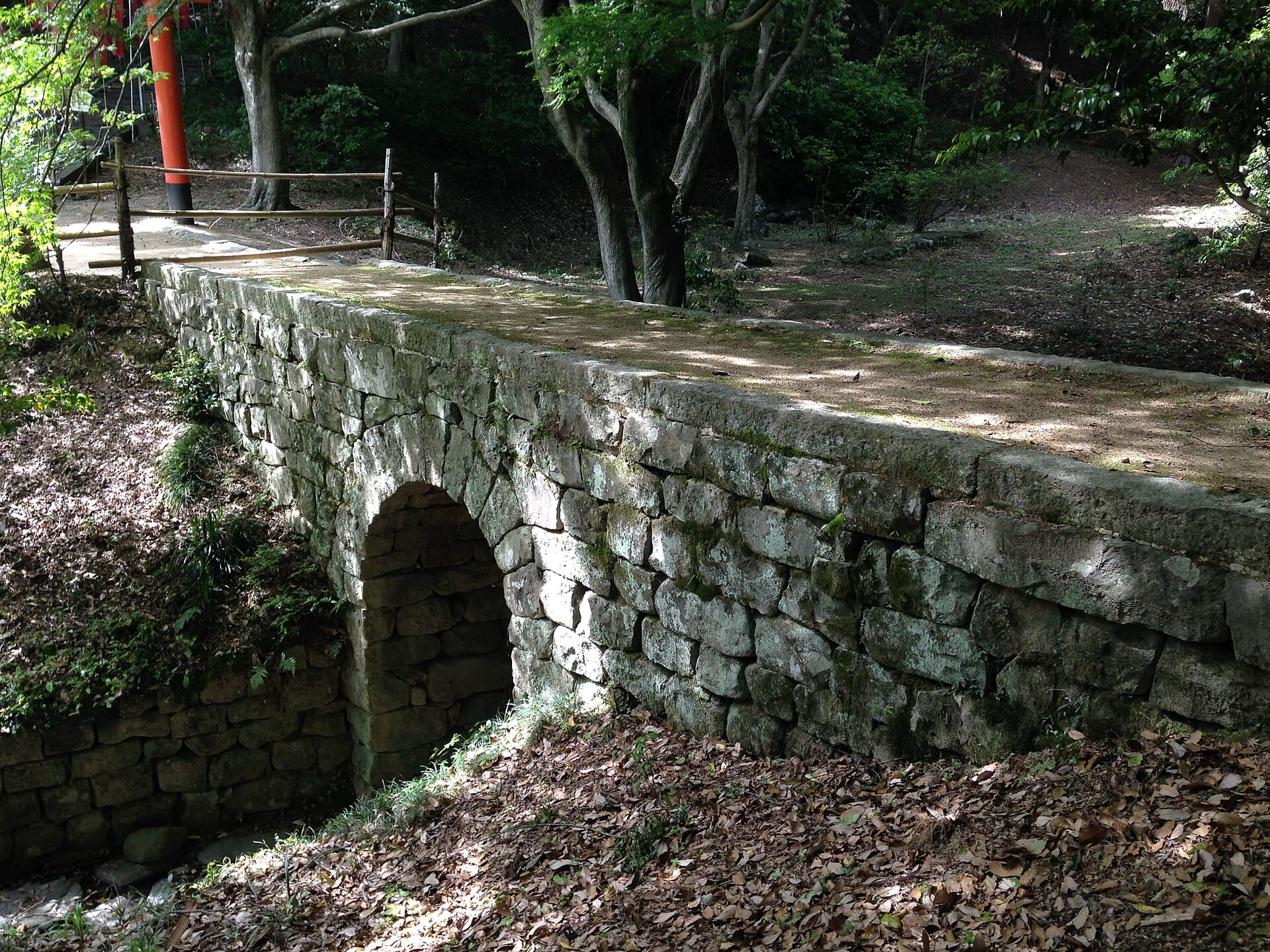 德意志桥：德意志桥：Wikimedia Commons 文件「Doitsubashi Bridge in Oasahiko Shrine 2.JPG」中的桥梁实景。