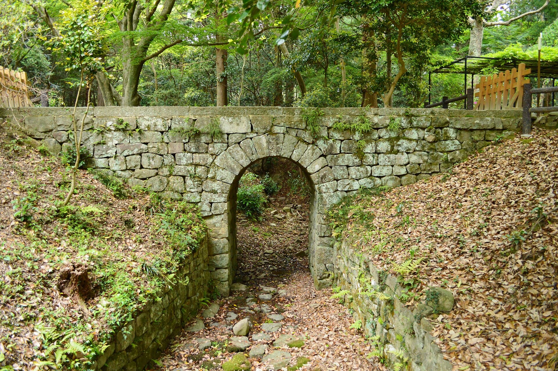 德意志桥：德意志桥：Wikimedia Commons 文件「Oasahiko-jinja, Doitsu-bashi-1.jpg」中的桥梁实景。