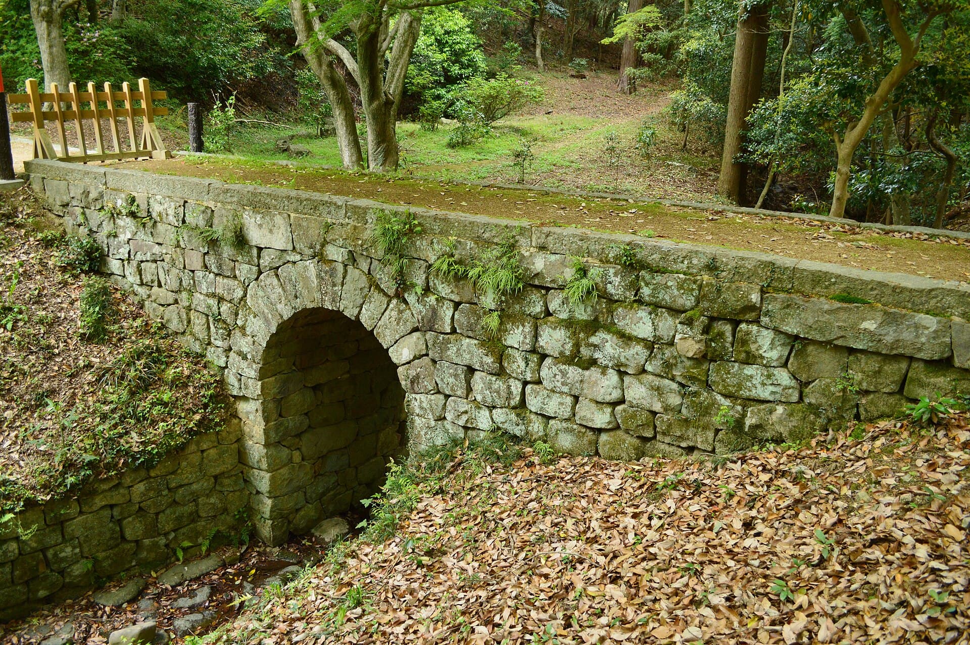 德意志桥：德意志桥：Wikimedia Commons 文件「Oasahiko-jinja, Doitsu-bashi-2.jpg」中的桥梁实景。