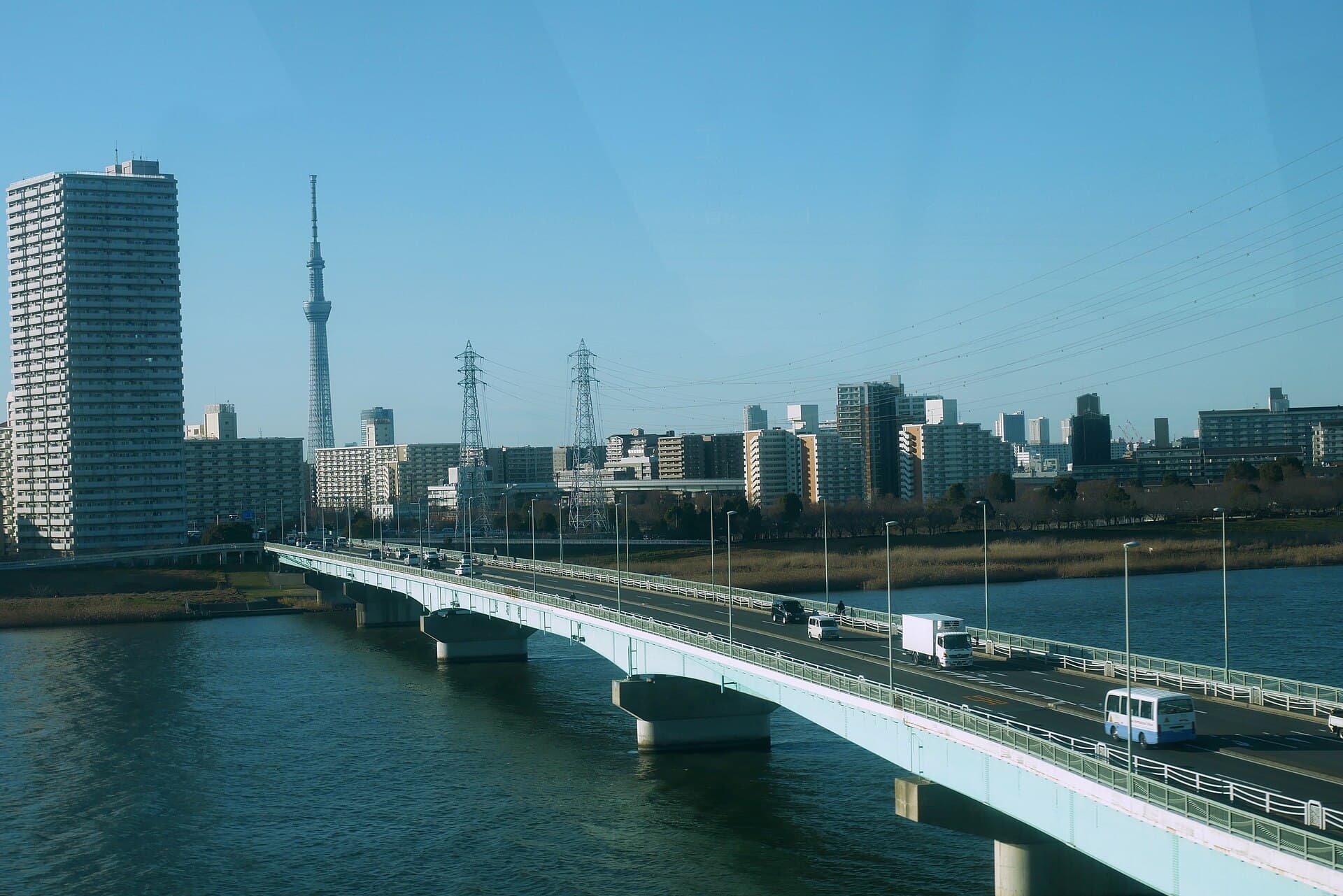 船堀桥：船堀桥：Wikimedia Commons 文件「Funaboribridge-fromabove-2019-1-7.jpg」中的桥梁实景。