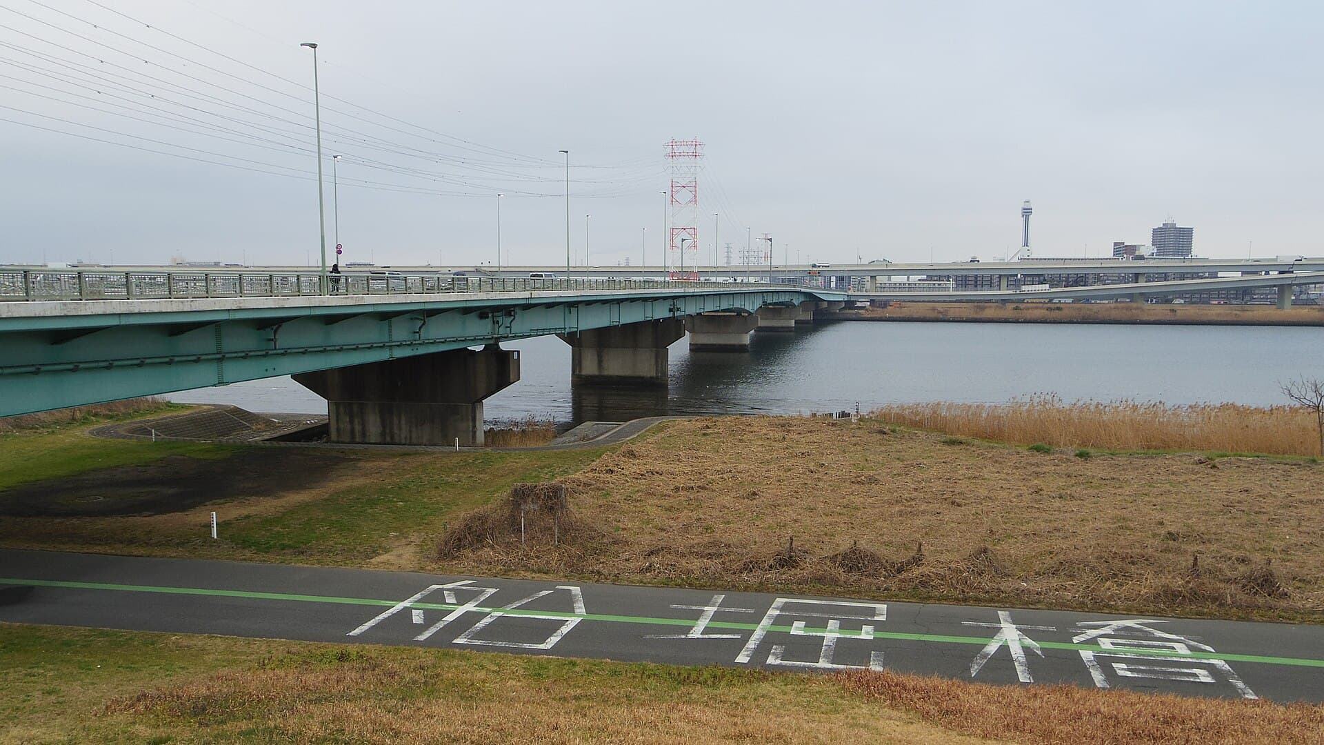 船堀桥：船堀桥：Wikimedia Commons 文件「Funabori bridge 20190211 162150.jpg」中的桥梁实景。
