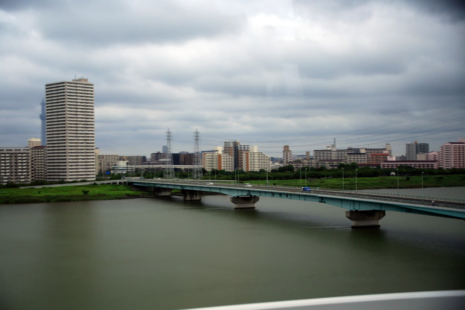 船堀桥：船堀桥：Wikimedia Commons 文件「20160827 ArakawaRiver 5542 (29753010662).jpg」中的桥梁实景。