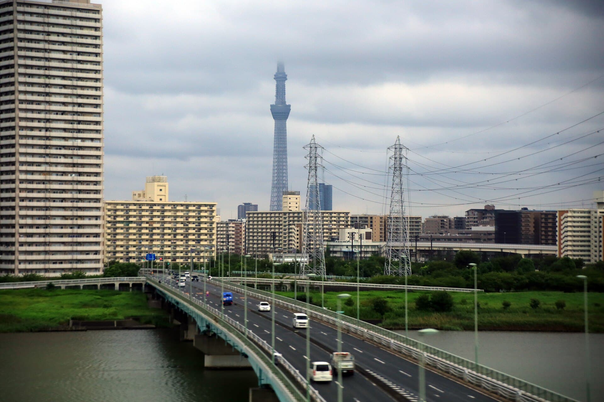船堀桥：船堀桥：Wikimedia Commons 文件「20160827 ArakawaRiver 5544 (29239191204).jpg」中的桥梁实景。