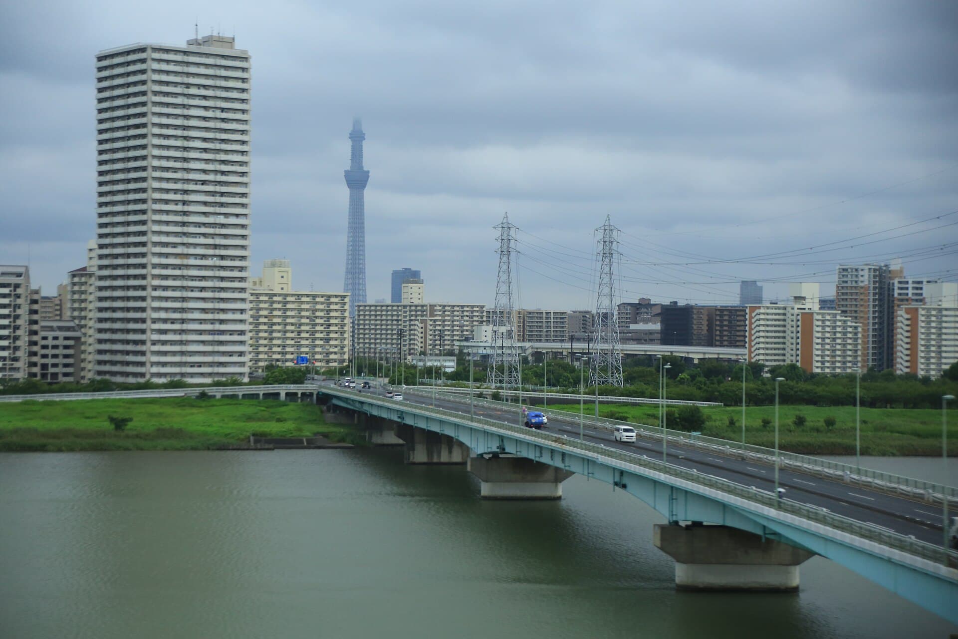 船堀桥：船堀桥：Wikimedia Commons 文件「20160827 ArakawaRiver 5543 (29831427306).jpg」中的桥梁实景。