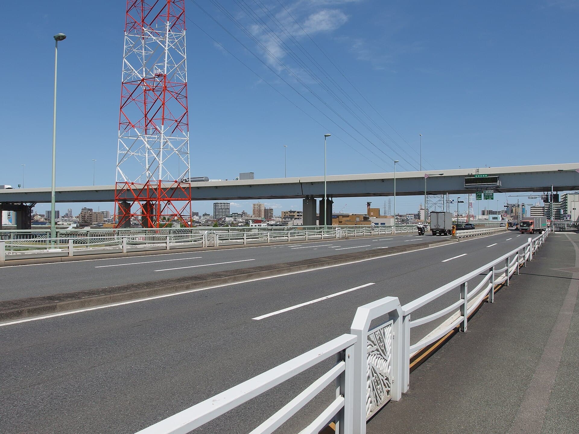 船堀桥：船堀桥：Wikimedia Commons 文件「Arakawa River @ Edogawa City @ Tokyo (14251245023).jpg」中的桥梁实景。