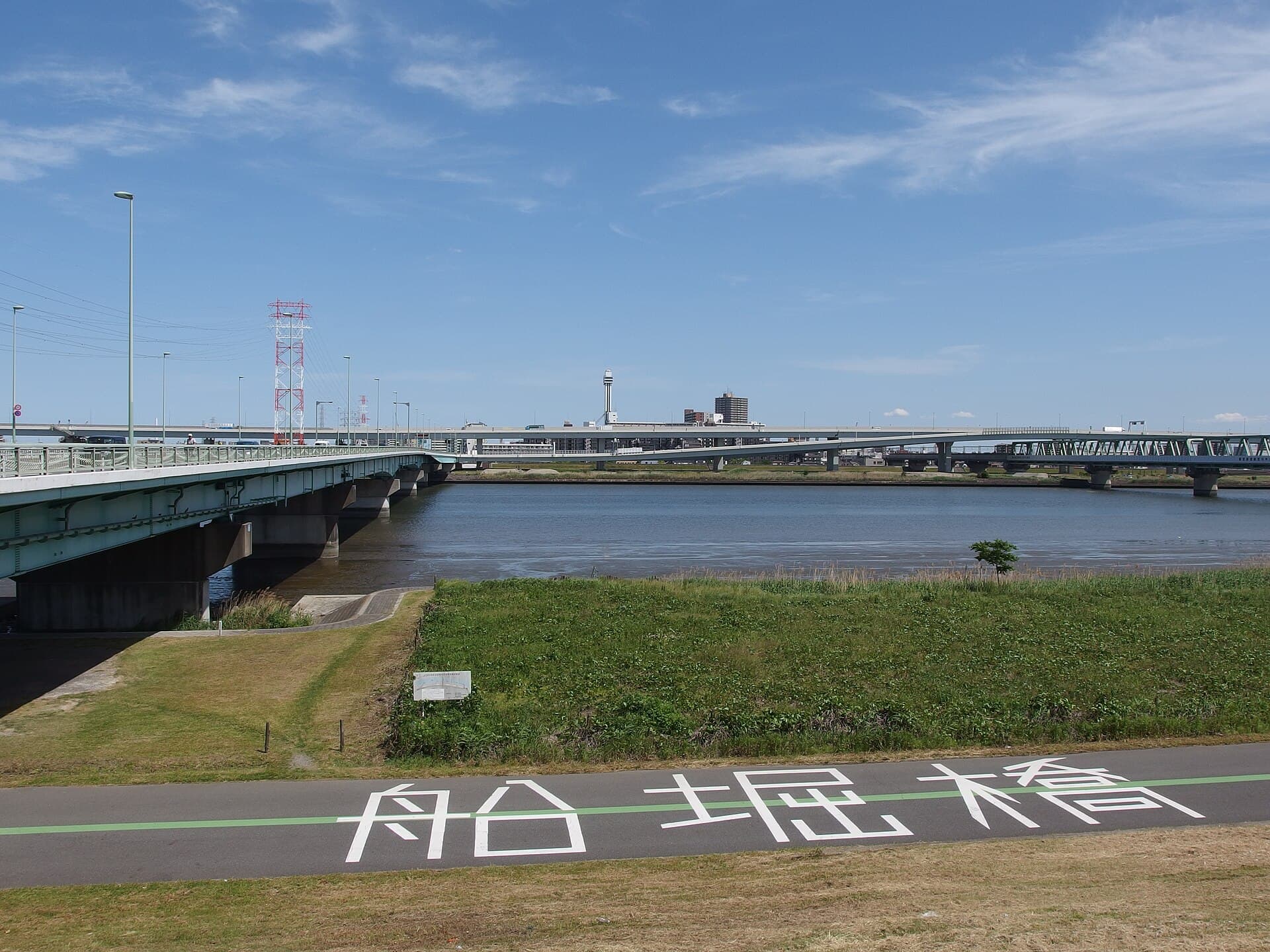 船堀桥：船堀桥：Wikimedia Commons 文件「Arakawa River @ Edogawa City @ Tokyo (14251252353).jpg」中的桥梁实景。