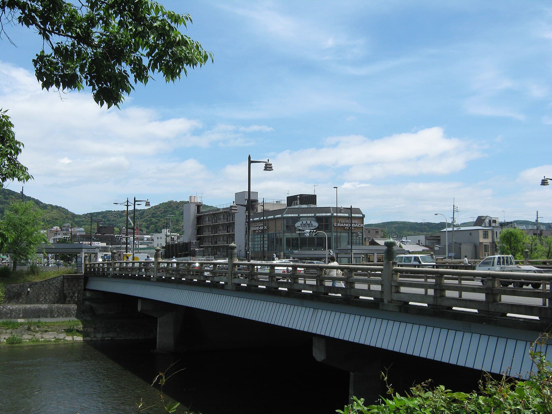 五条大桥（京都）：五条大桥（京都）：Wikimedia Commons 文件「Gojyo5974.JPG」中的桥梁实景。