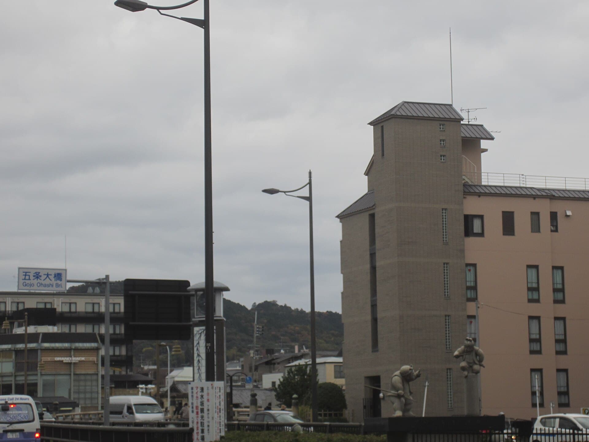 五条大桥（京都）：五条大桥（京都）：Wikimedia Commons 文件「Gojō Ōhashi in Kyoto, Japan (2019) - 261.jpg」中的桥梁实景。