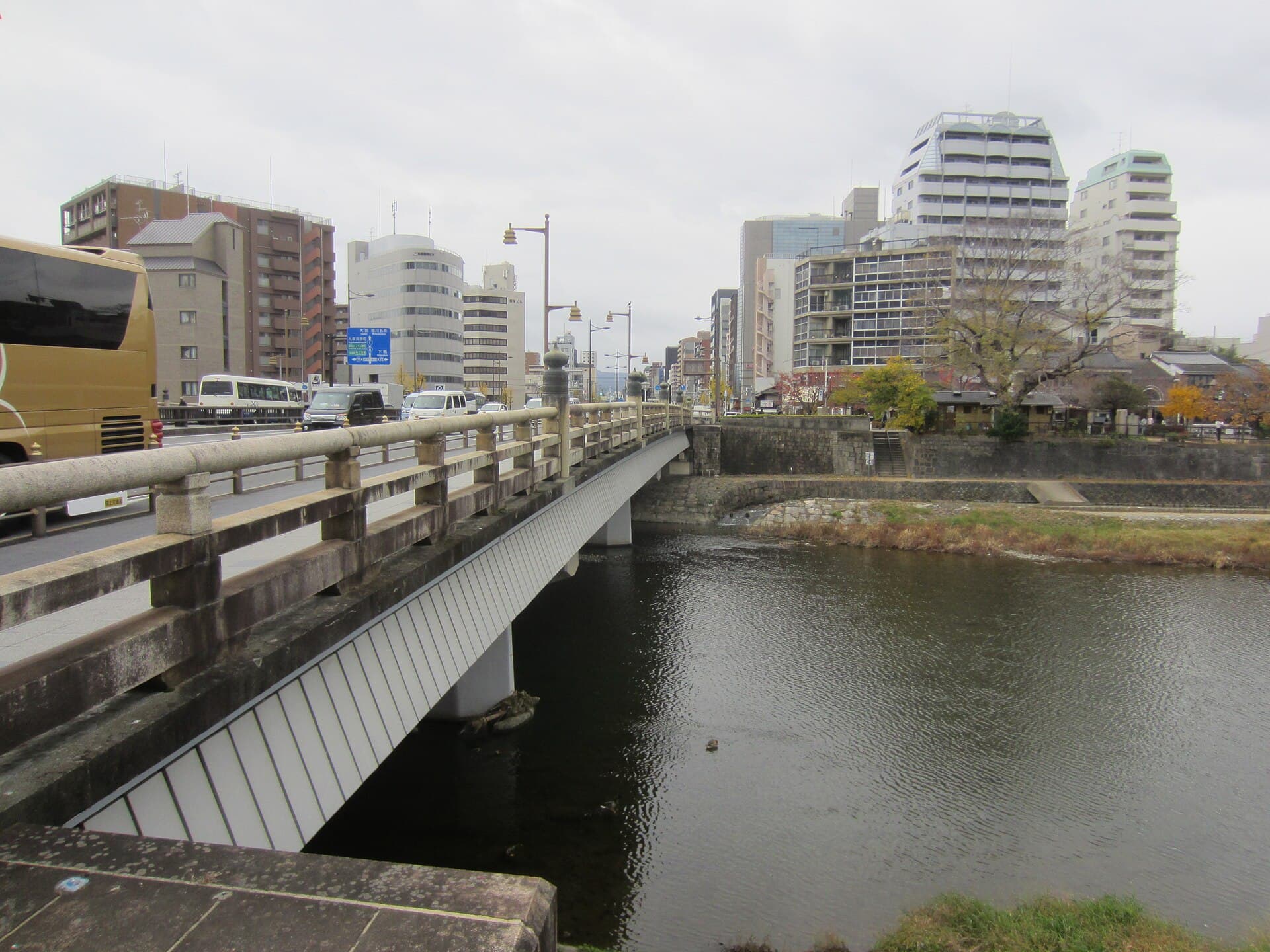 五条大桥（京都）：五条大桥（京都）：Wikimedia Commons 文件「North Edge of Gojo Bridge.jpg」中的桥梁实景。