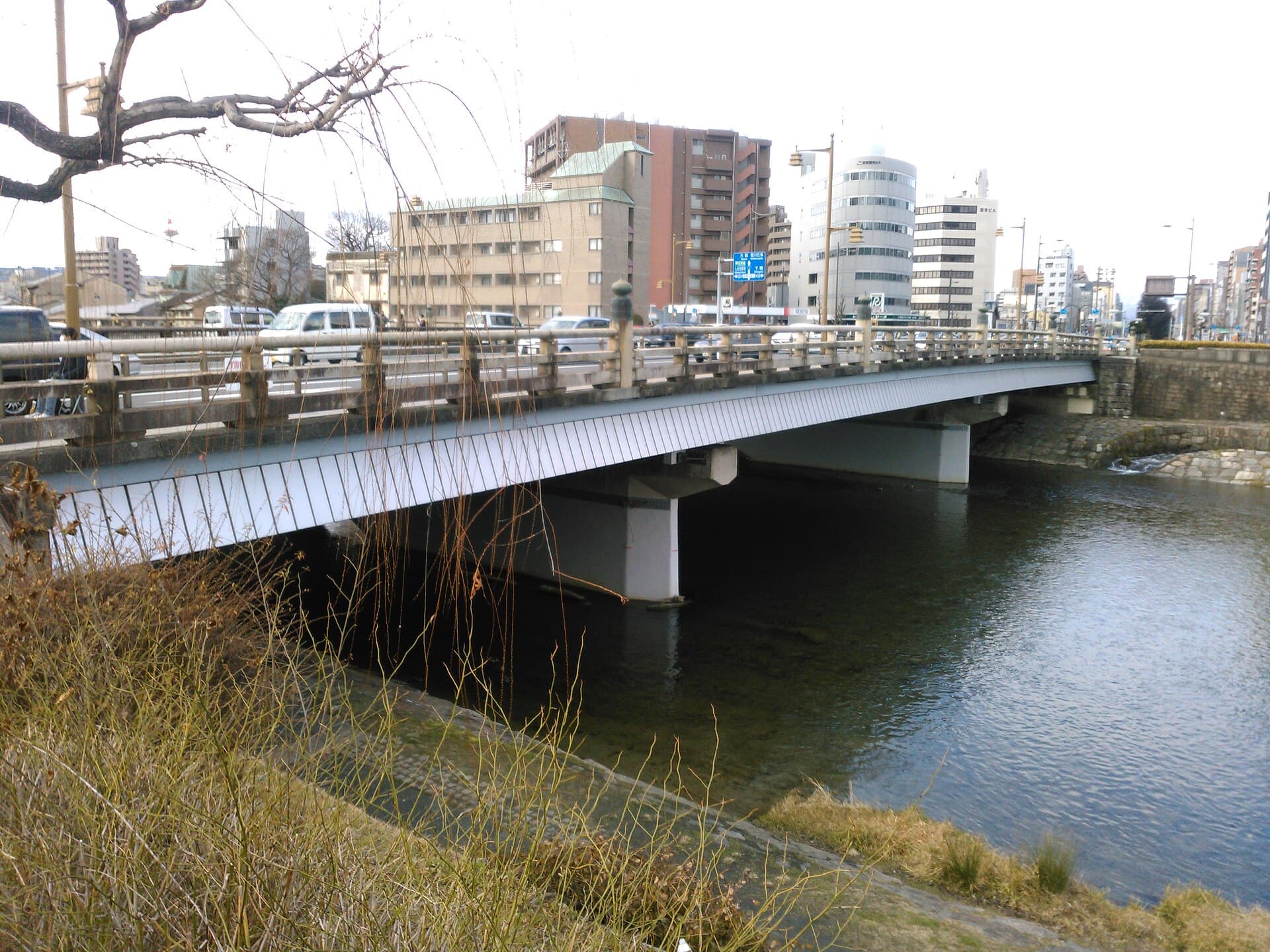 五条大桥（京都）：五条大桥（京都）：Wikimedia Commons 文件「五条大橋.jpg」中的桥梁实景。