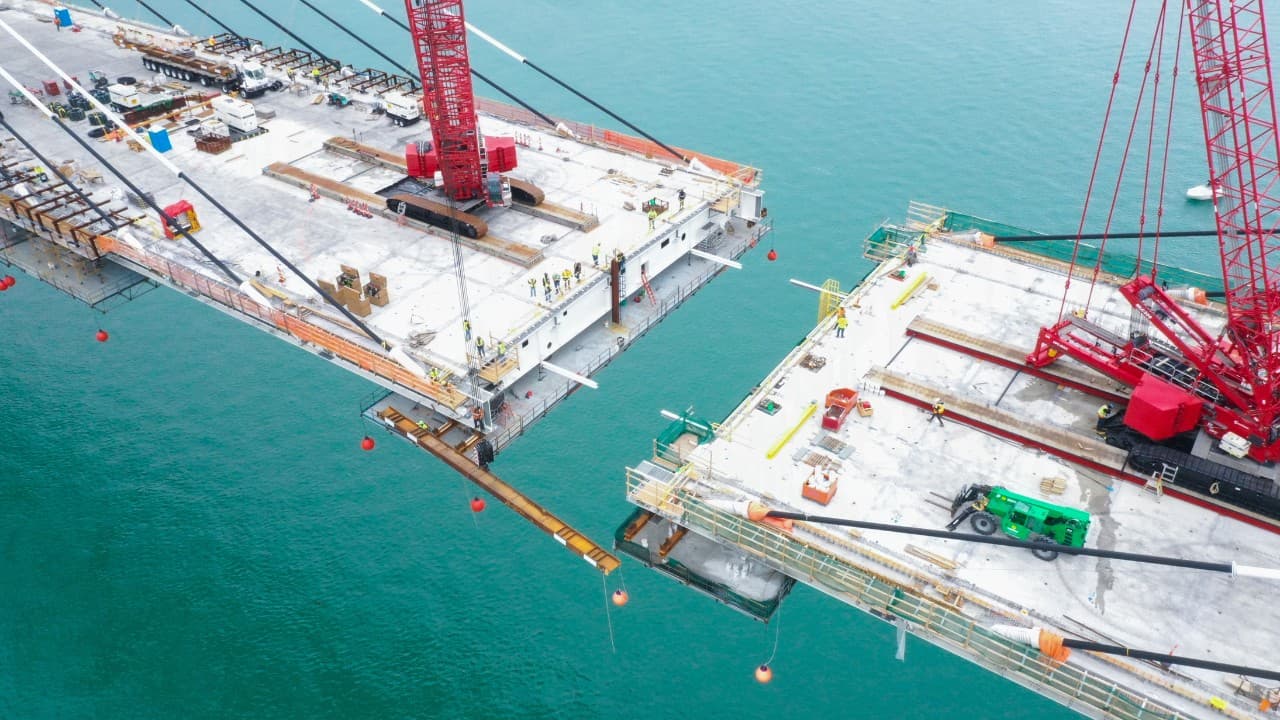 戈迪·豪国际大桥：主跨跨中合龙前的两端桥面