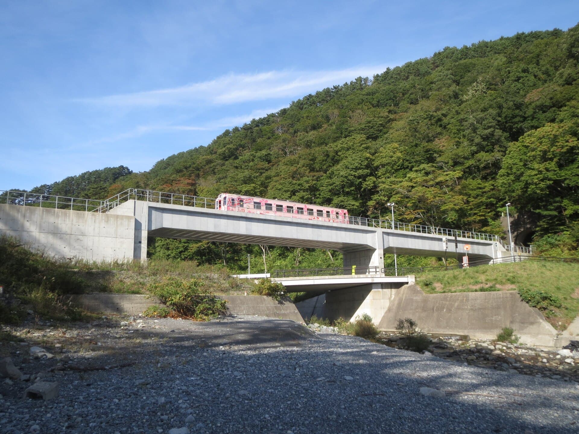 三陆铁道Haipesawa桥梁：三陆铁道 Haipesawa 桥梁：桥梁与田野山地环境。