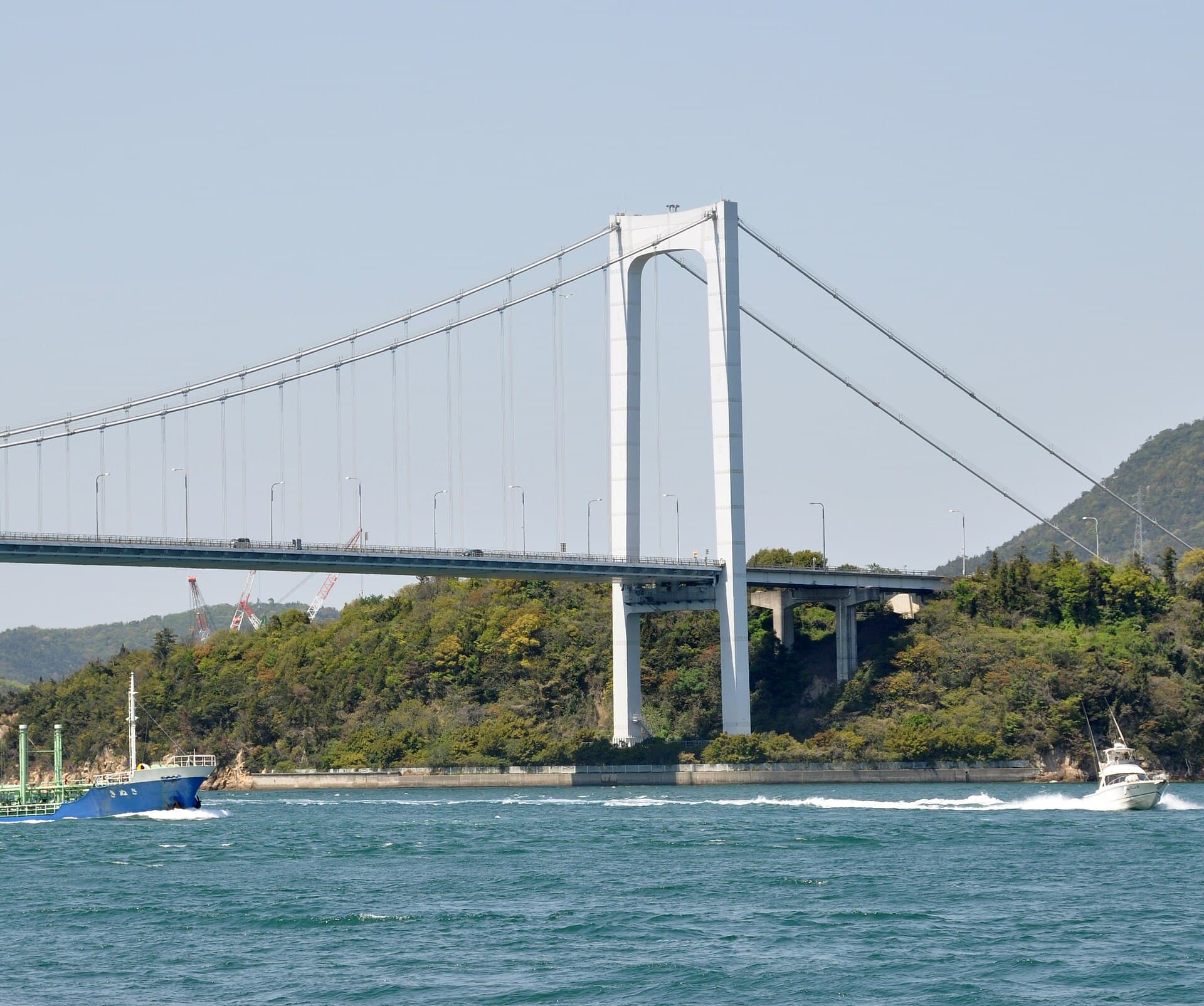 伯方·大岛大桥：伯方·大岛大桥：Wikimedia Commons 文件「Hakata-Oshima Bridge-2.jpg」中的桥梁实景。