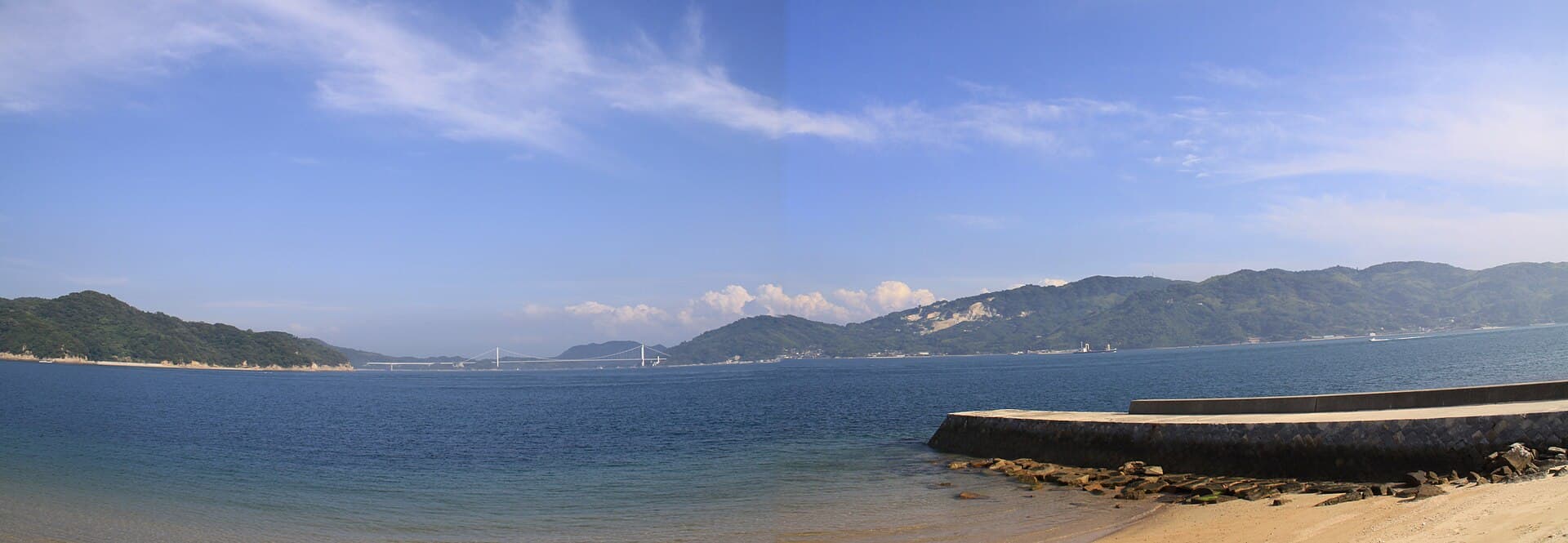 伯方·大岛大桥：伯方·大岛大桥：Wikimedia Commons 文件「Panoramic View of Hakata-Ohshima-Oohashi bridge - panoramio.jpg」中的桥梁实景。
