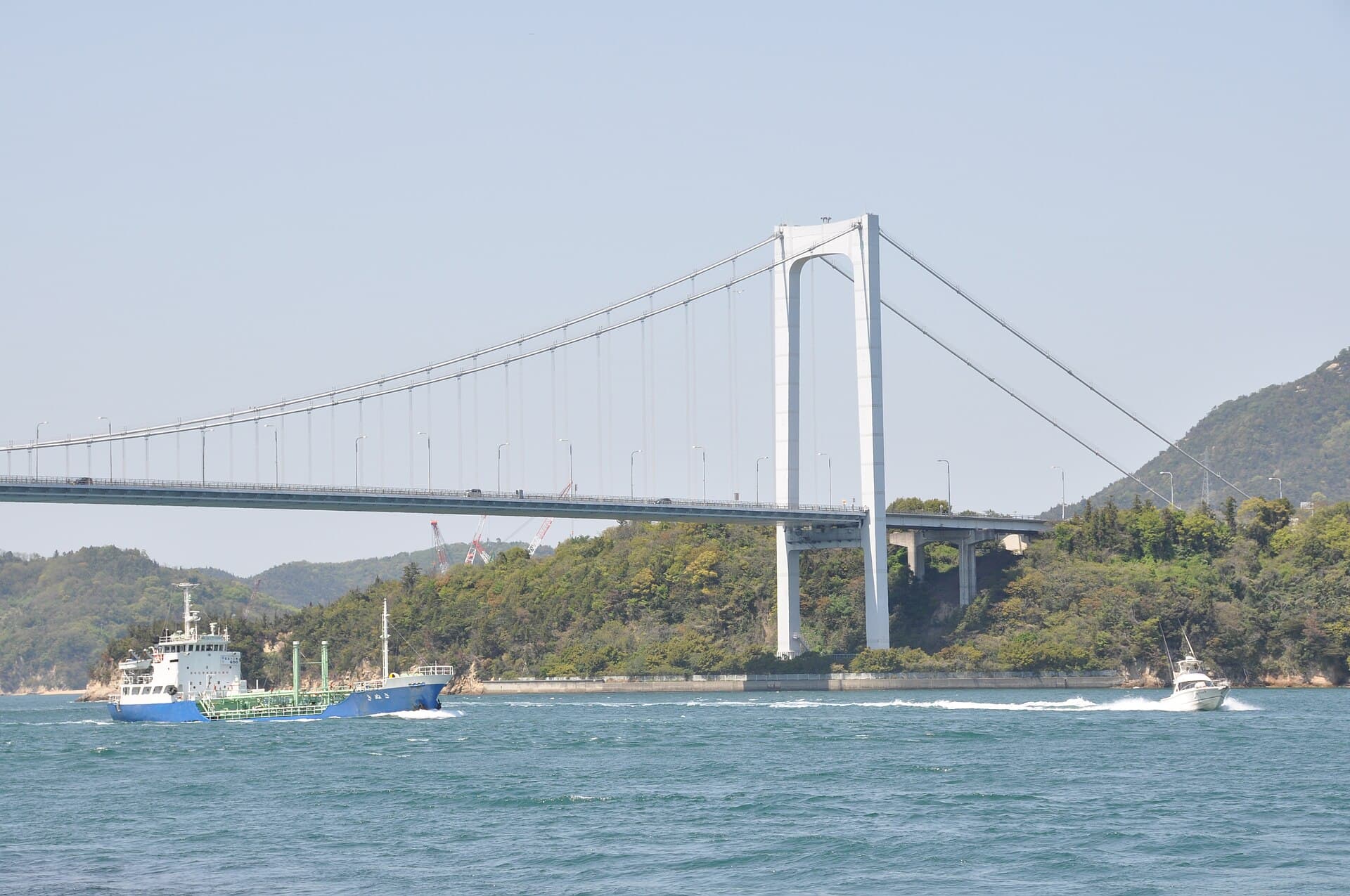 伯方·大岛大桥：伯方·大岛大桥：Wikimedia Commons 文件「Hakata-Oshima Bridge.jpg」中的桥梁实景。