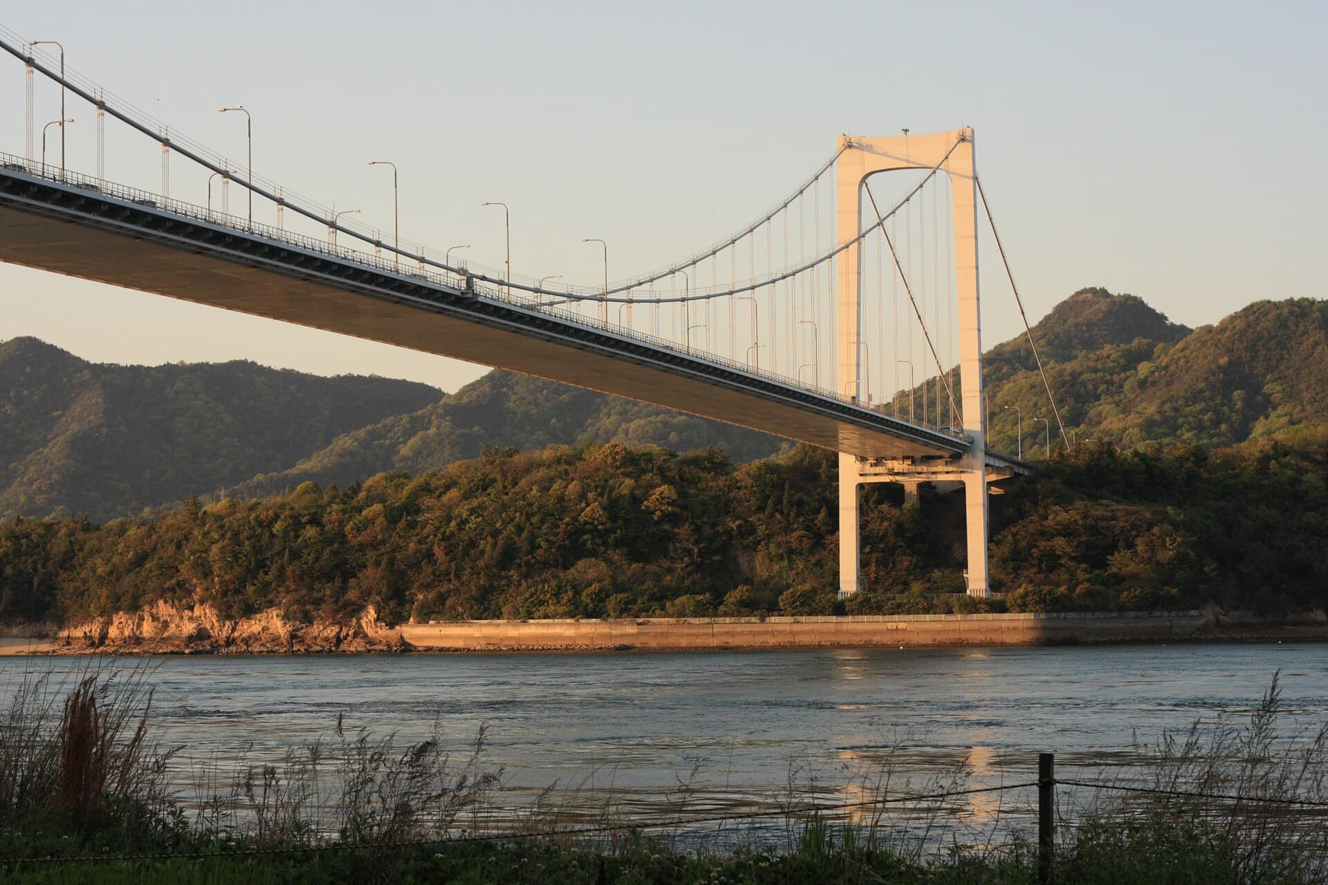 伯方·大岛大桥：伯方·大岛大桥：Wikimedia Commons 文件「The Hakata-Oshima Bridge.jpg」中的桥梁实景。