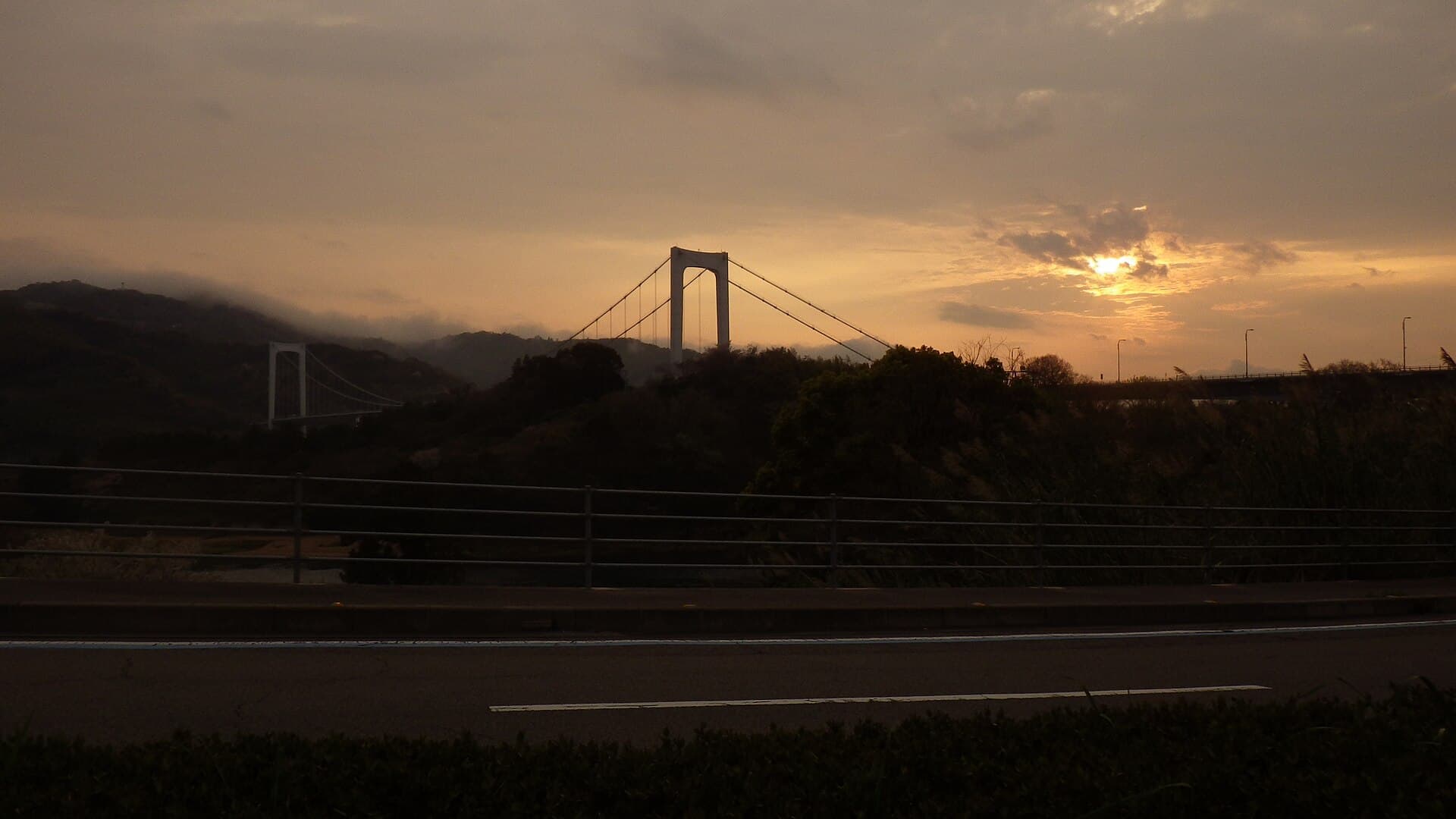 伯方·大岛大桥：伯方·大岛大桥：Wikimedia Commons 文件「Hakata-Oshima Bridge - P2963 - panoramio.jpg」中的桥梁实景。