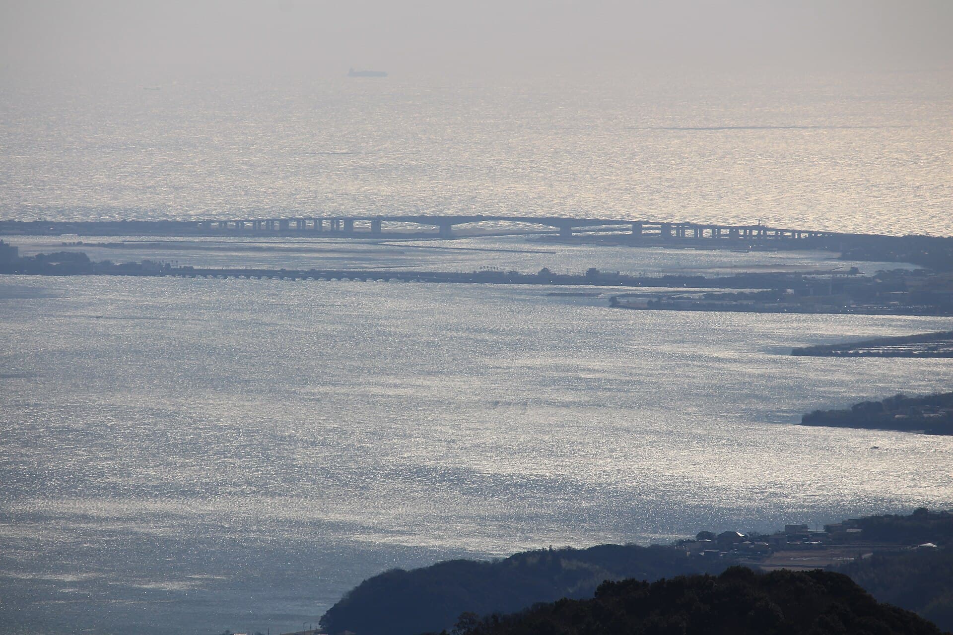 浜名大桥：浜名大桥：Wikimedia Commons 文件「Hamana Bridge.jpg」中的桥梁实景。