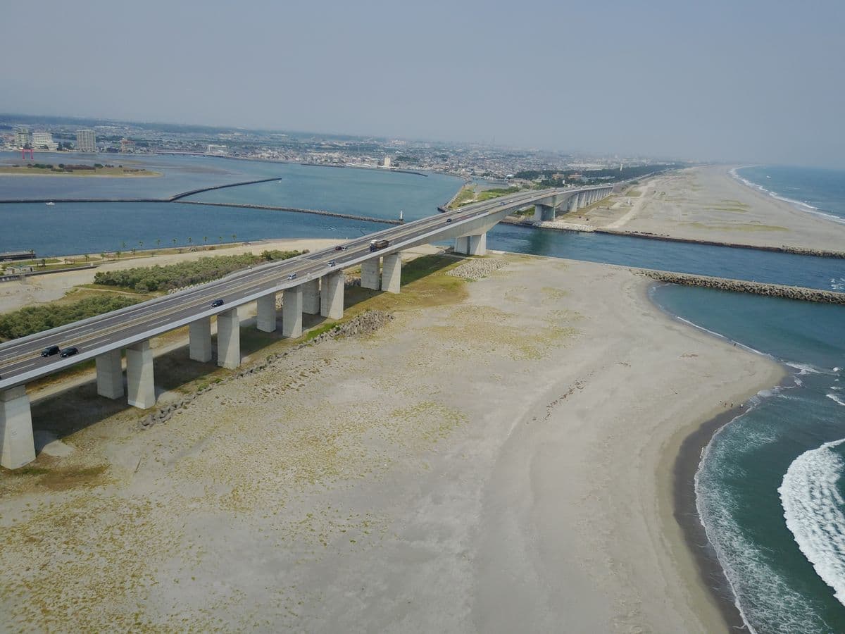 浜名大桥：浜名大桥：Wikimedia Commons 文件「Hamana Oh-Hashi bridge.jpg」中的桥梁实景。