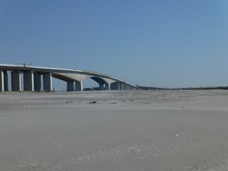 浜名大桥：浜名大桥：Wikimedia Commons 文件「Hamana Ohashi Bridge.JPG」中的桥梁实景。