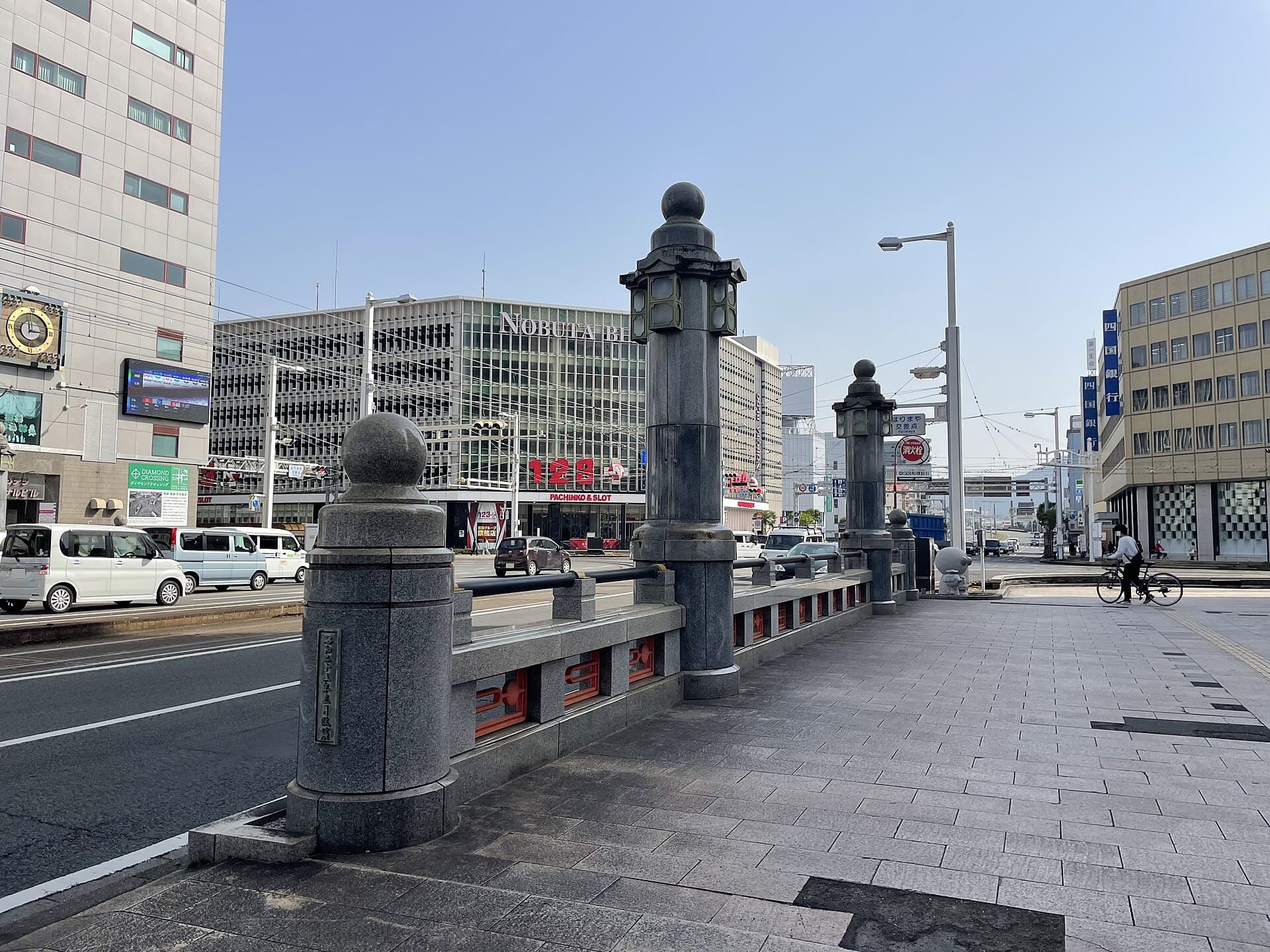 播磨屋桥：播磨屋桥：Wikimedia Commons 文件「Harimayabashi 01.jpg」中的桥梁实景。