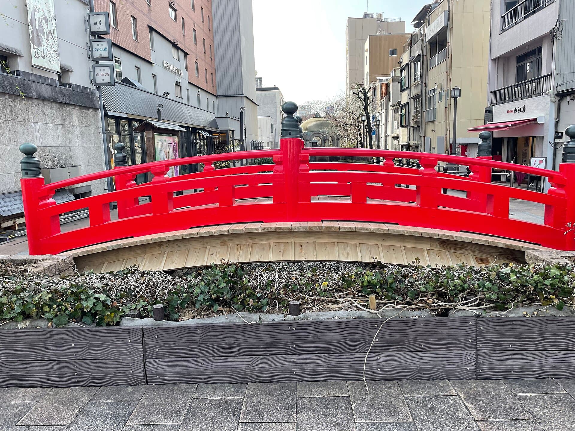 播磨屋桥：播磨屋桥：Wikimedia Commons 文件「Harimayabashi 05.jpg」中的桥梁实景。