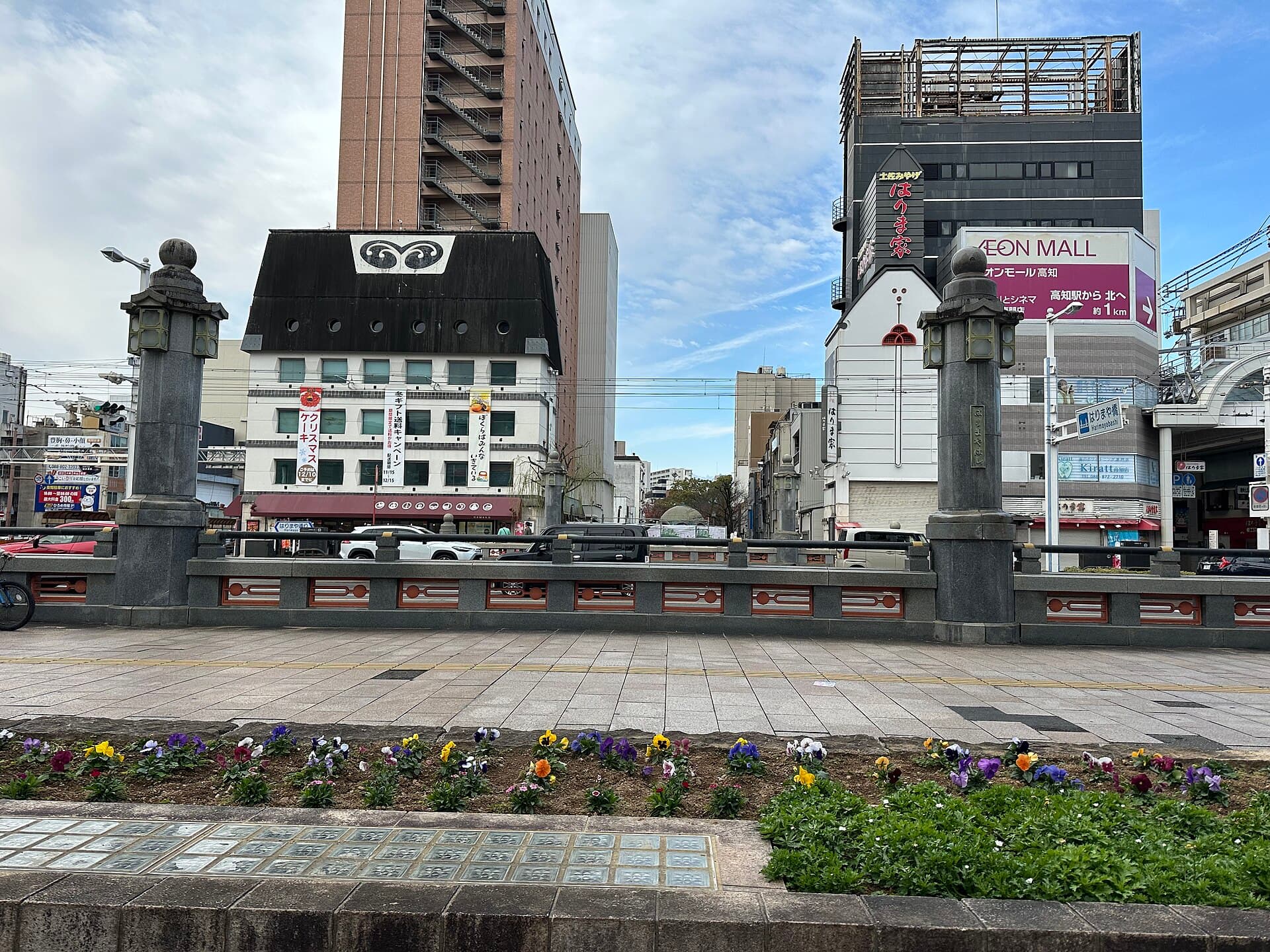 播磨屋桥：播磨屋桥：Wikimedia Commons 文件「Harimayabashi 2024-01.jpg」中的桥梁实景。