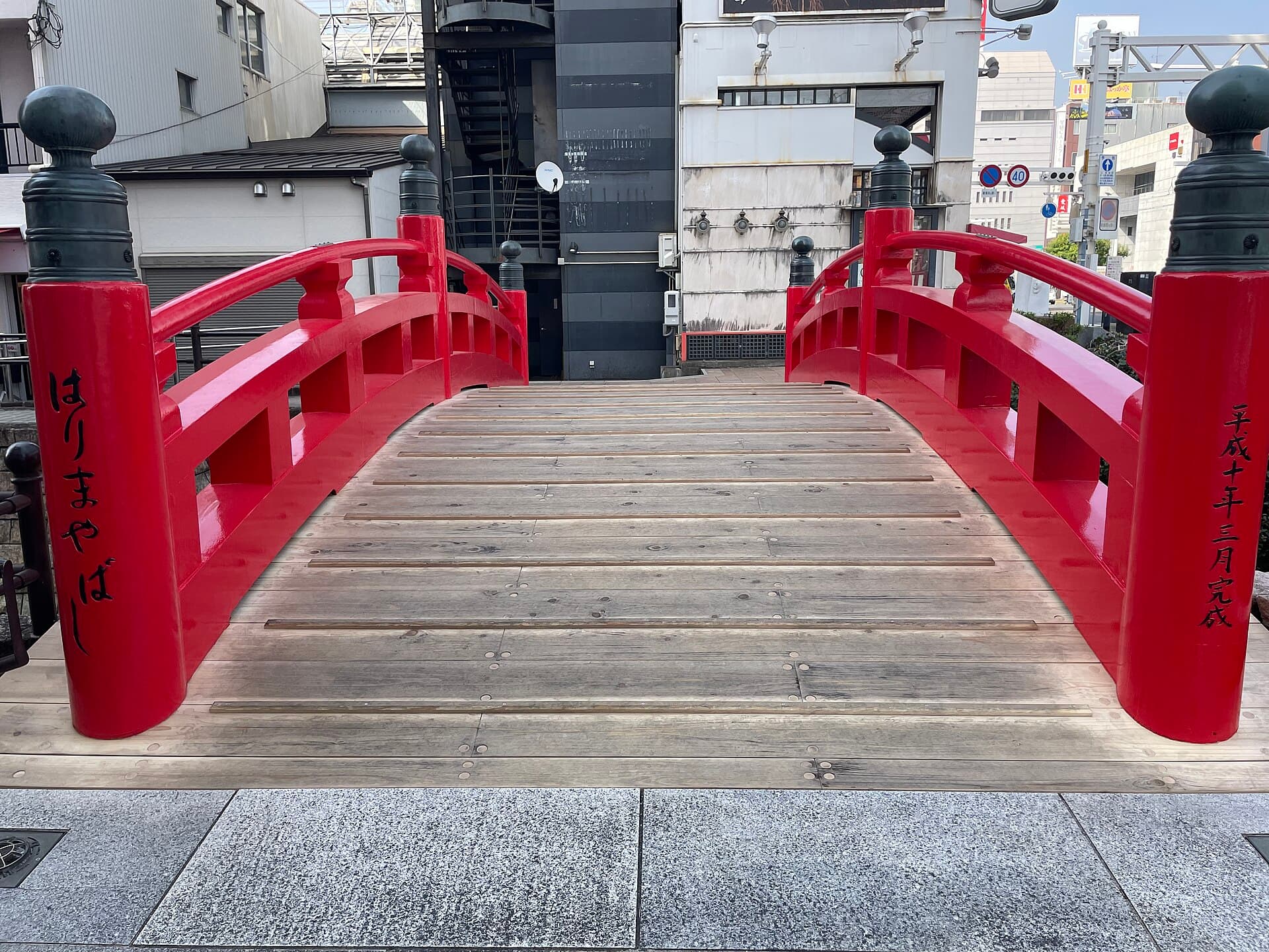 播磨屋桥：播磨屋桥：Wikimedia Commons 文件「Harimayabashi 08.jpg」中的桥梁实景。